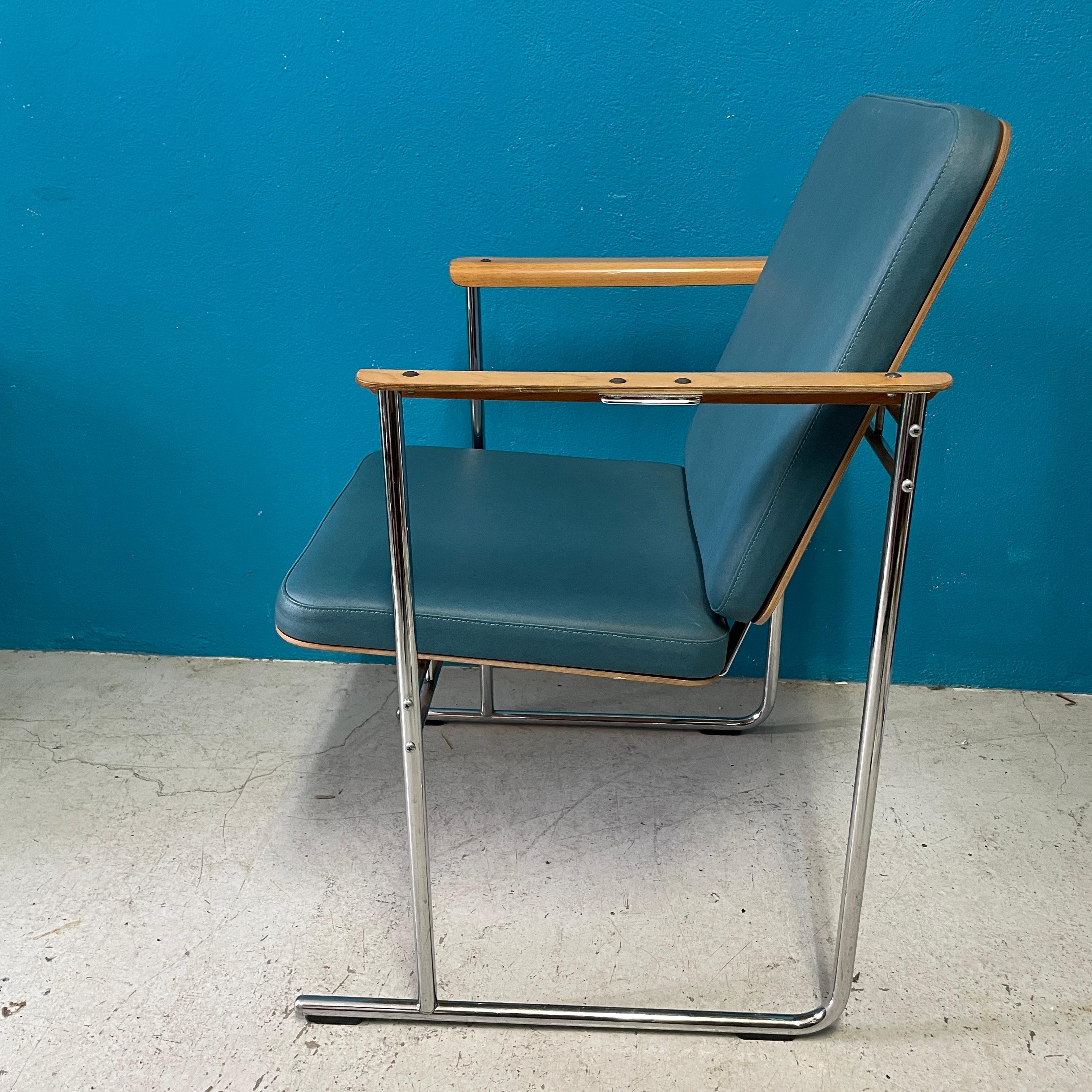 Skaala-Sessel, entworfen von Yrjö Kukkapuro für Avarte Finnland in den 1980er Jahren. 

Die von Kukkapuro entworfenen Stühle sind für ihre gute Ergonomie bekannt, und dieser Stuhl ist ein gutes Beispiel dafür.

Sitz, Rückenlehne und Armlehnen sind