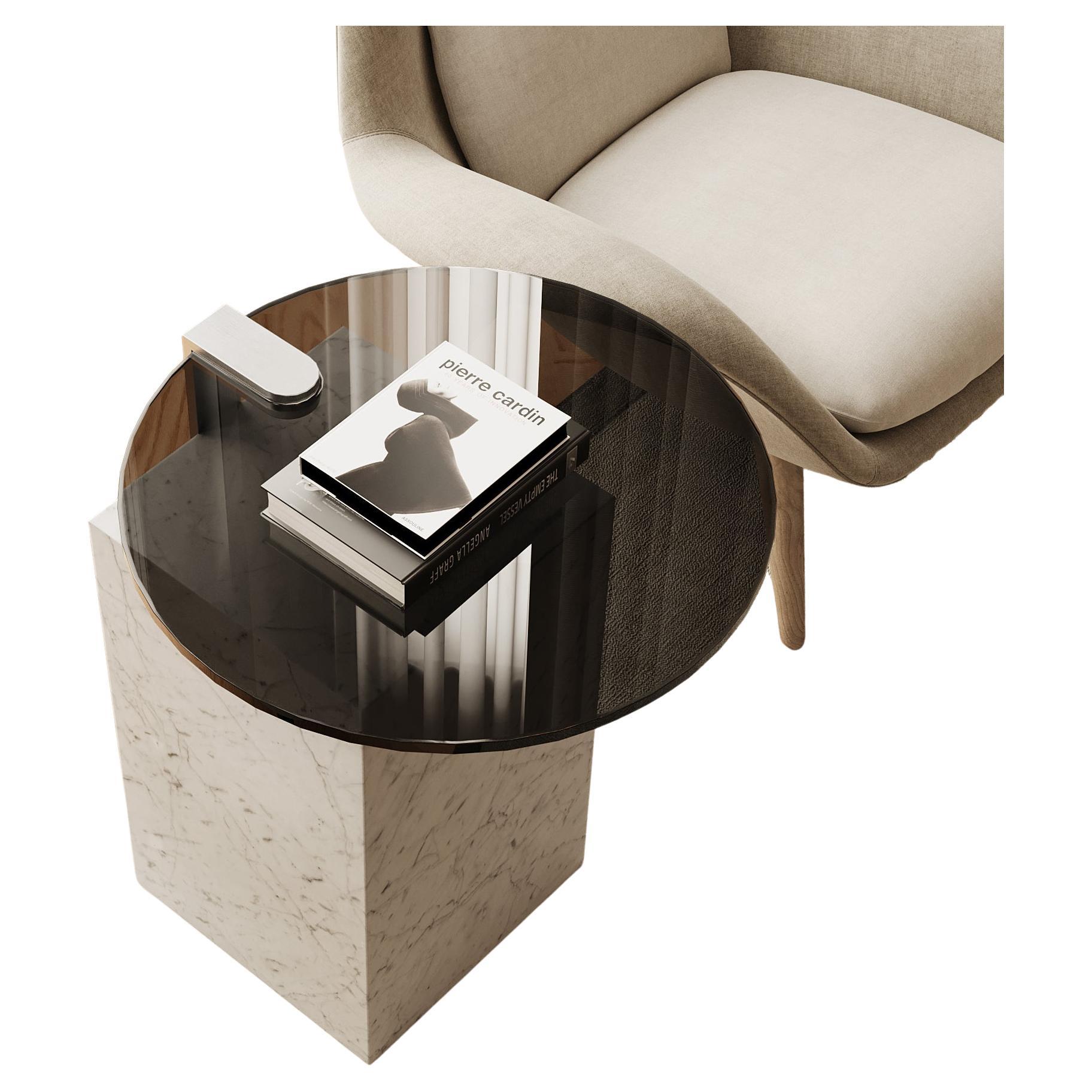 Cette table d'appoint est composée d'une base rectangulaire en marbre avec des veines naturelles uniques, surmontée d'une surface métallique élégante. Sa silhouette moderne et ses matériaux contrastés créent un point focal saisissant pour votre