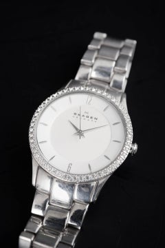 Skagen. Reloj de pulsera de acero inoxidable con mecanismo de cuarzo. Ca década de 1990