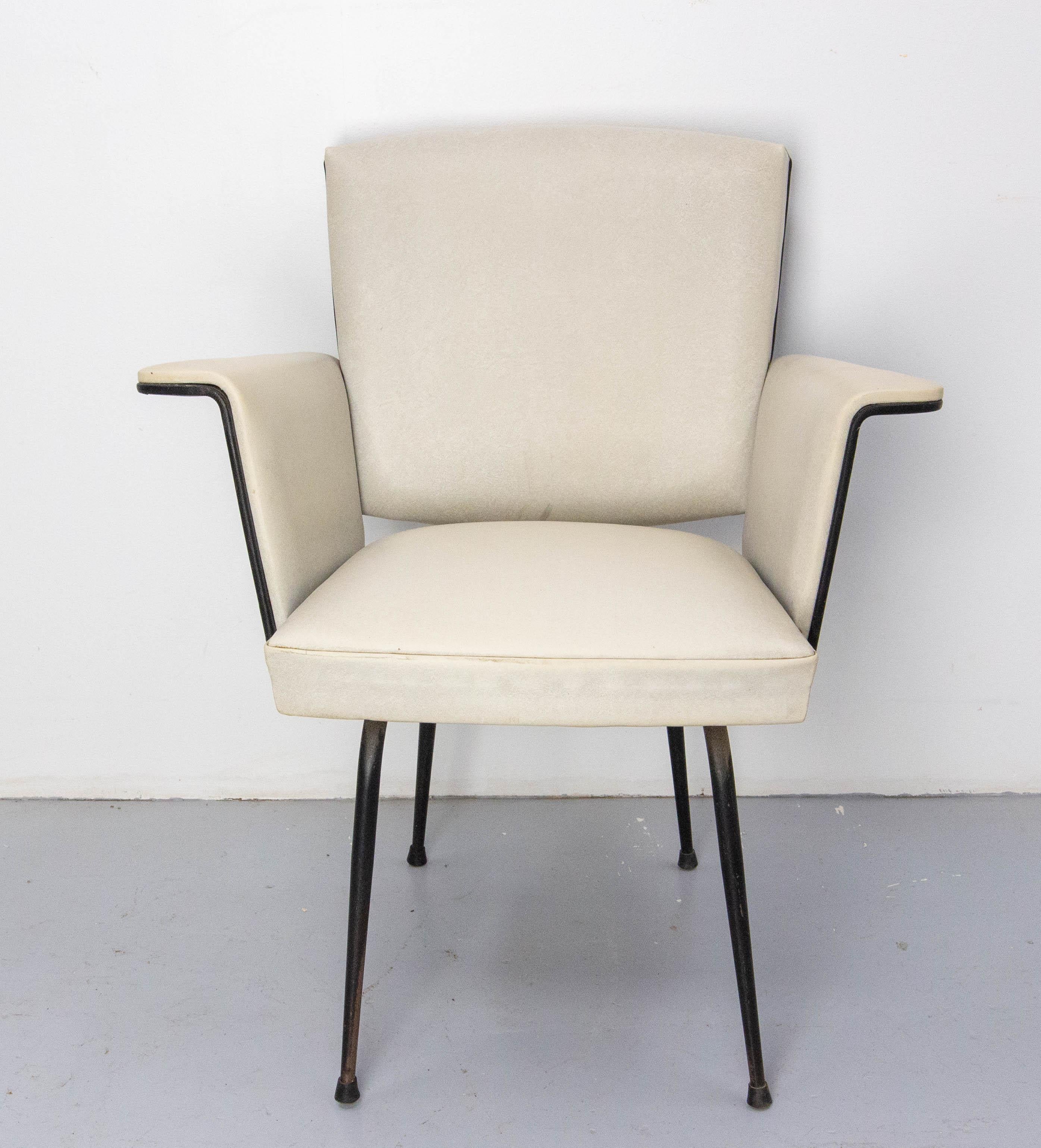 Französischer Stuhl in sehr hellem Grau und Schwarz aus der Mitte des 20. Jahrhunderts auf einem schwarz lackierten Sockel.
Guter Zustand mit einem Fleck auf dem Sitz (siehe letztes Foto)

Versand:
65 / 70 / 80 cm 9.7 kg.
    