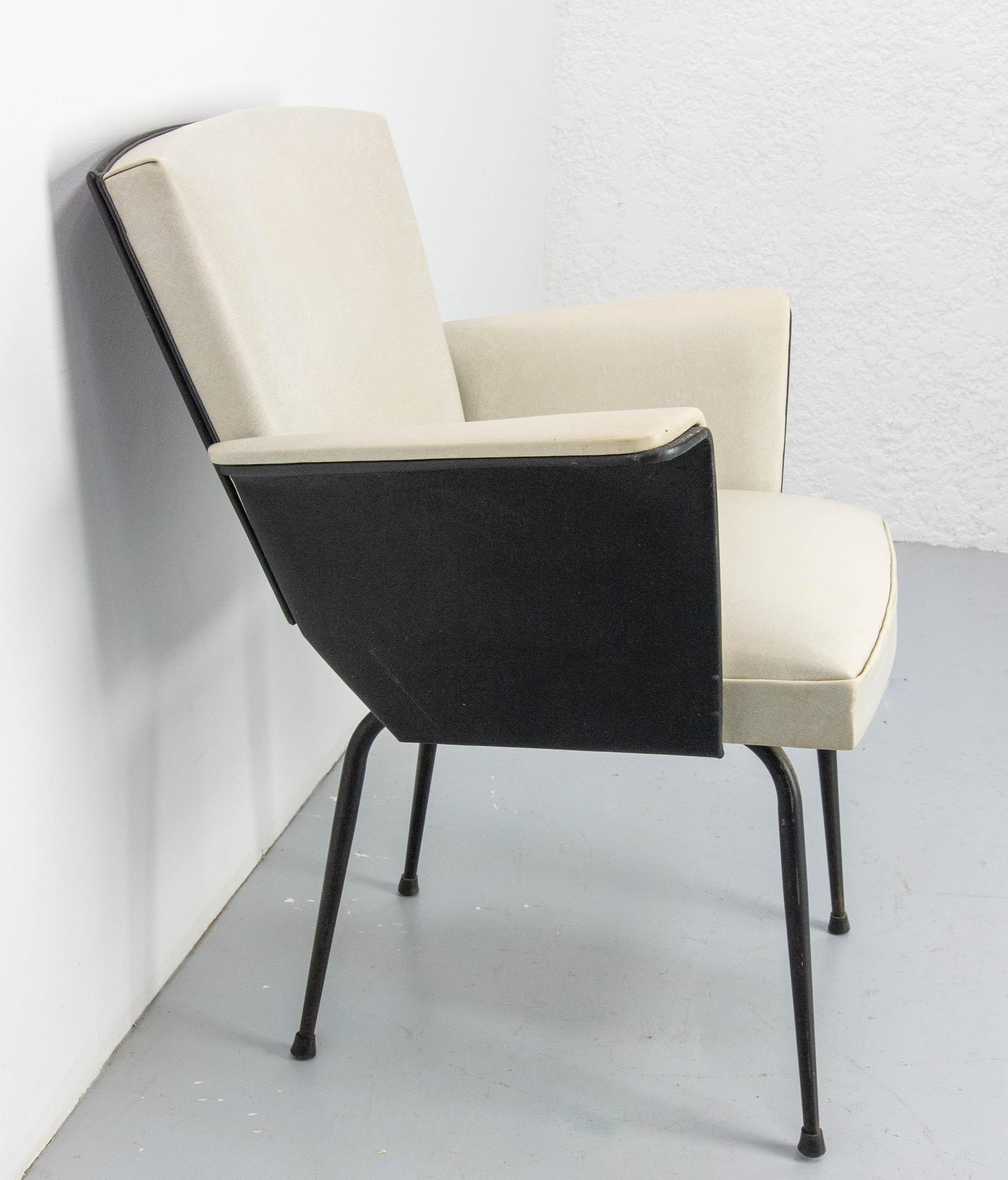 Skai Armchair on Metal Base Black & White French, circa 1970 In Good Condition For Sale In Labrit, Landes