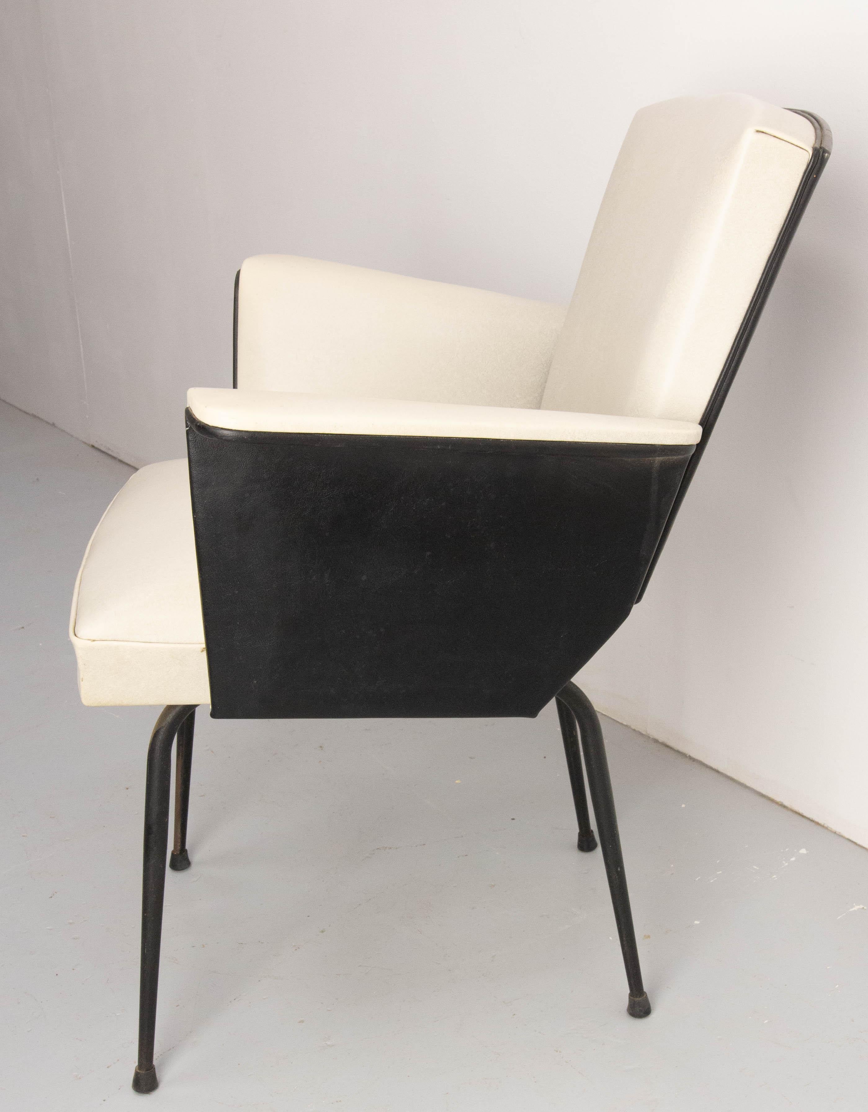 Skai Sessel auf Metallsockel Schwarz & Weiß Französisch, um 1970 (Eisen) im Angebot