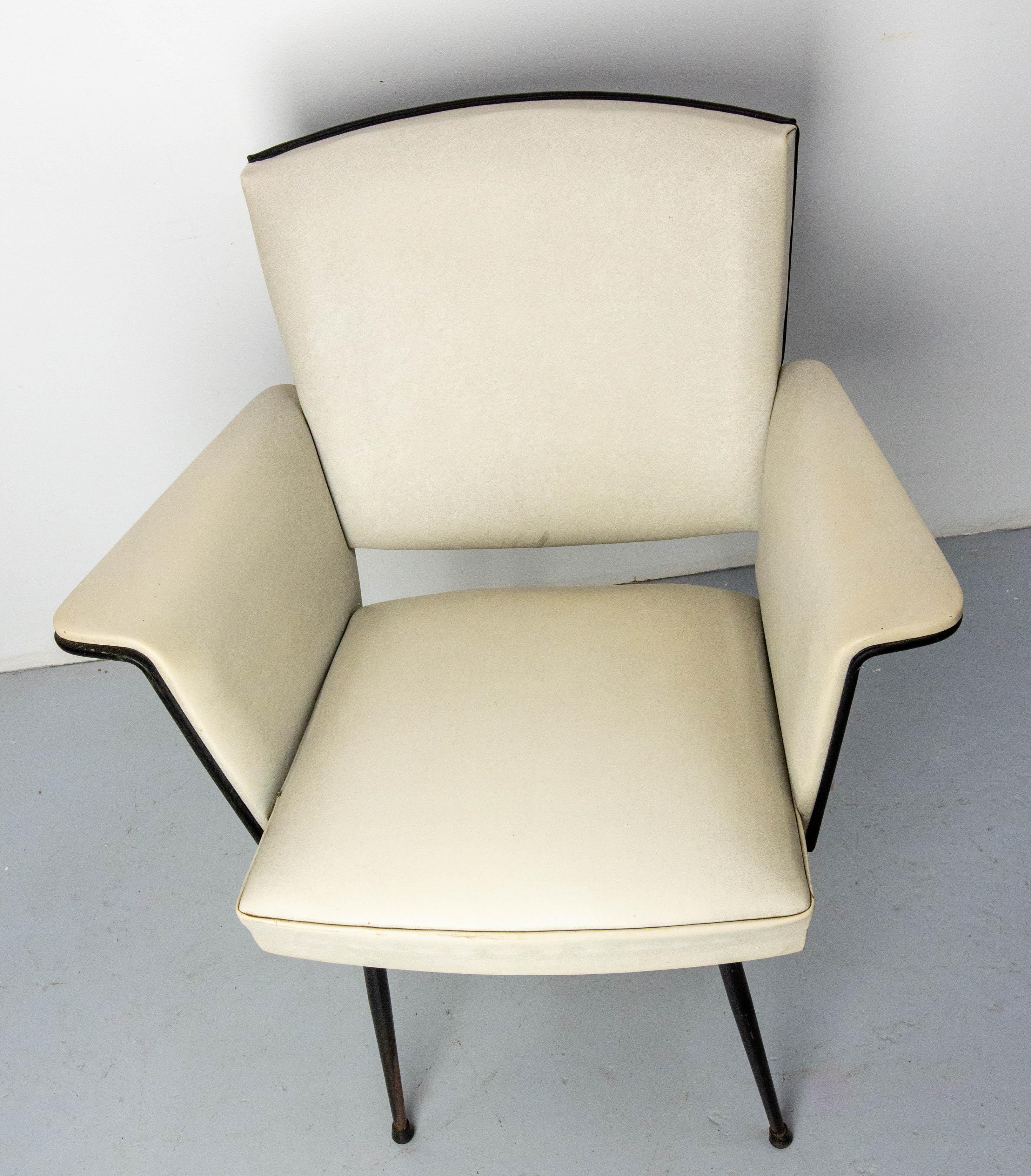Skai Sessel auf Metallsockel Schwarz & Weiß Französisch, um 1970 im Angebot 1