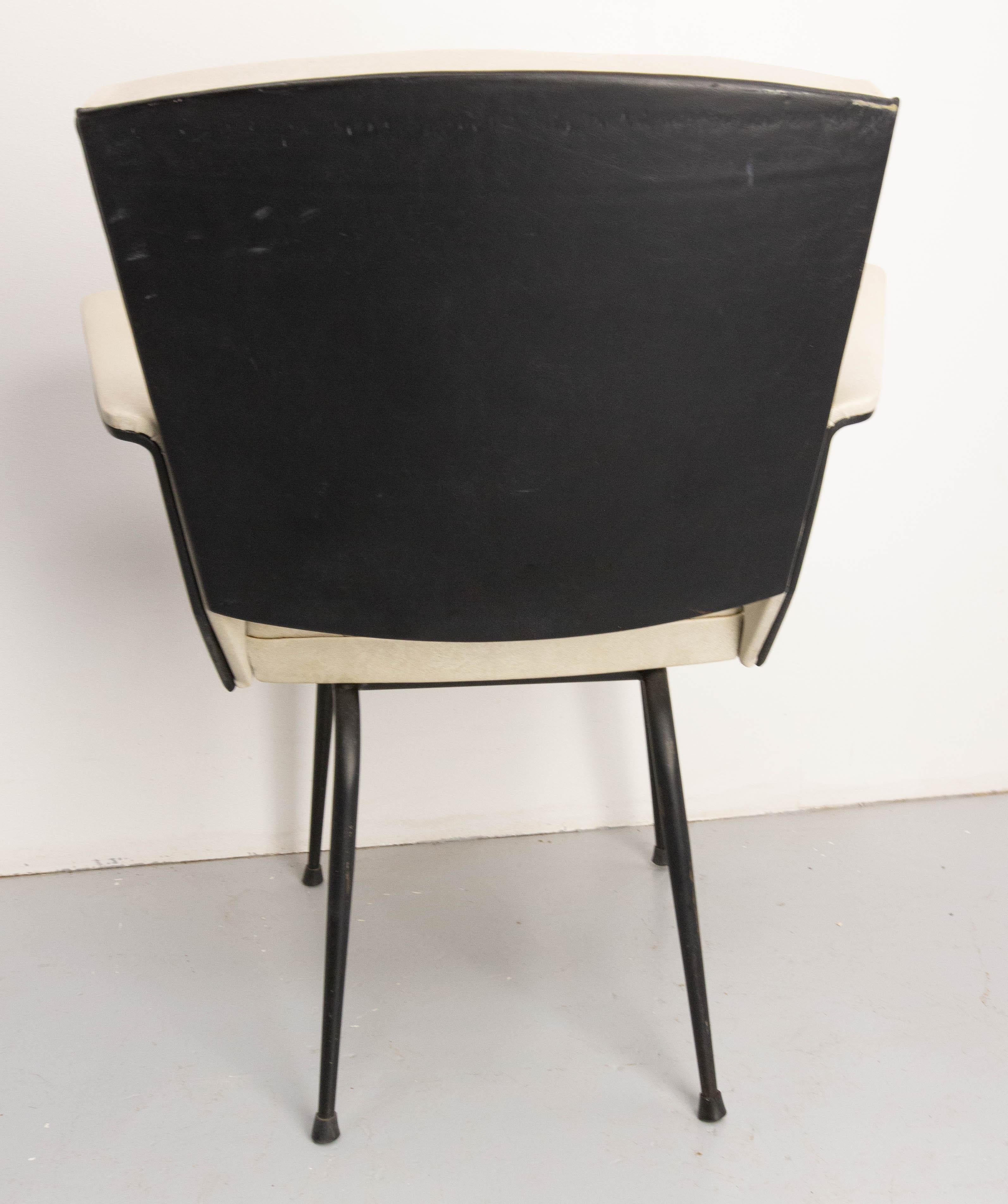 Skai Sessel auf Metallsockel Schwarz & Weiß Französisch, um 1970 im Angebot 3
