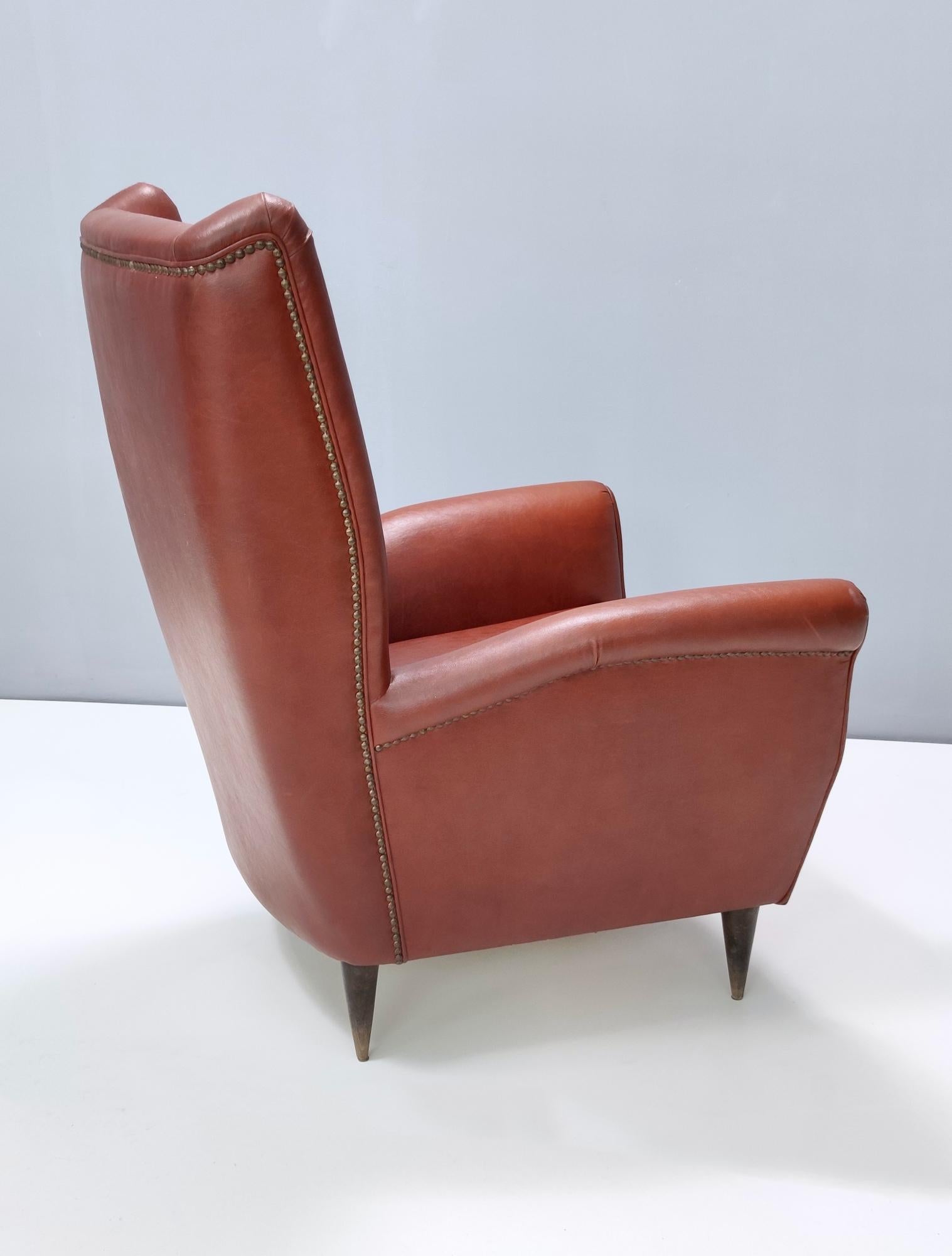 Skai Wingback Armchair Ascribable to Mod. 512 attr. to Gio Ponti Produced by ISA In Excellent Condition For Sale In Bresso, Lombardy