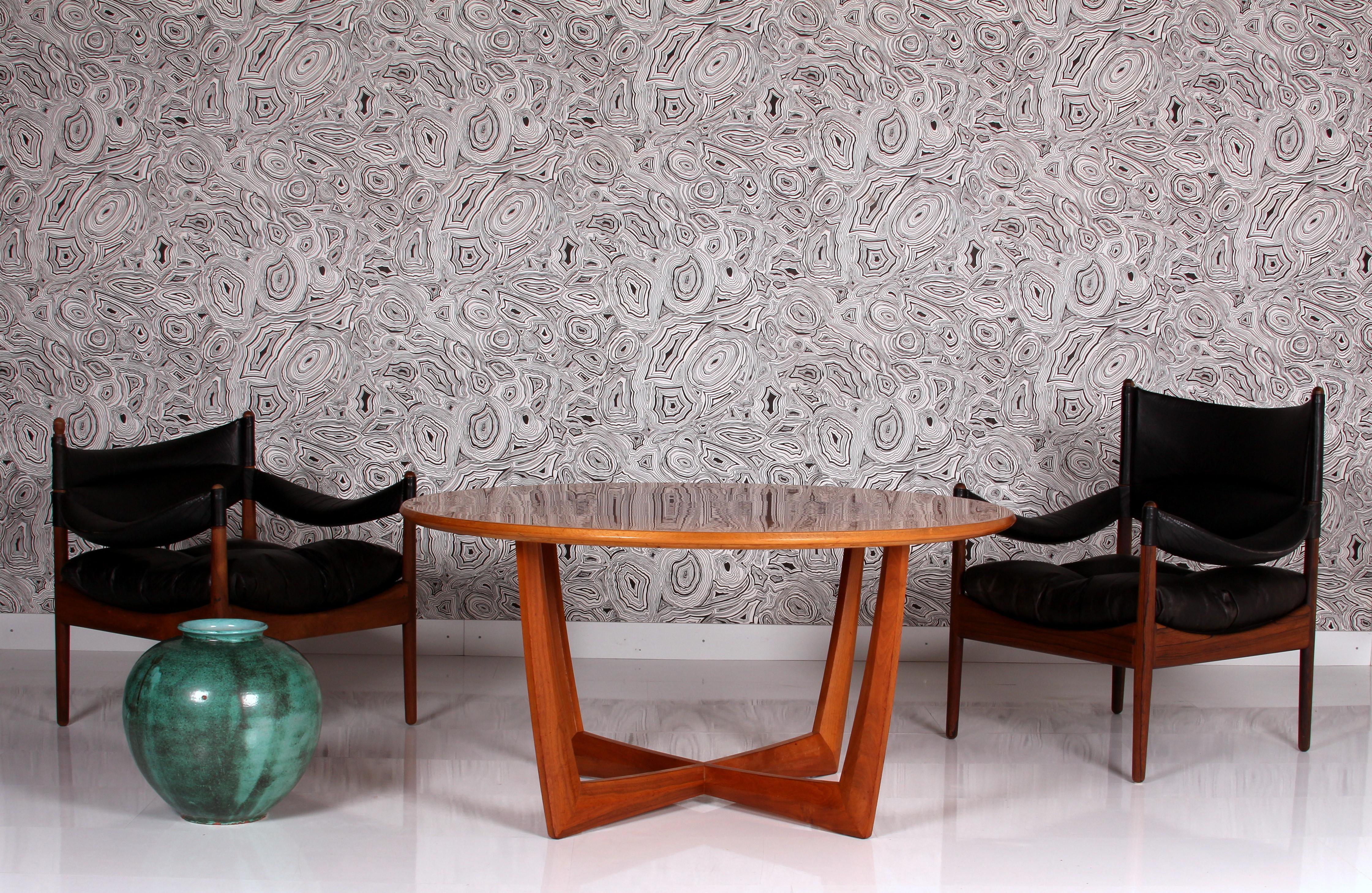 This item represents a significant chapter in the history of the German furniture industry.
A coffee table by KONDOR Möbel-Perfektion
This piece of furniture features a top layer of walnut veneer with graphic inlays set off to the side, attached to