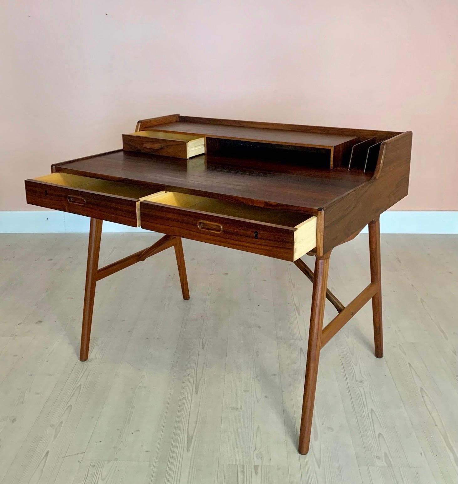 Skandinavian Palisander Desk by Arne Wahl Iversen 1950s In Good Condition For Sale In St-Brais, JU