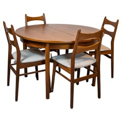 Tisch und vier Stühle im skandinavischen Stil
