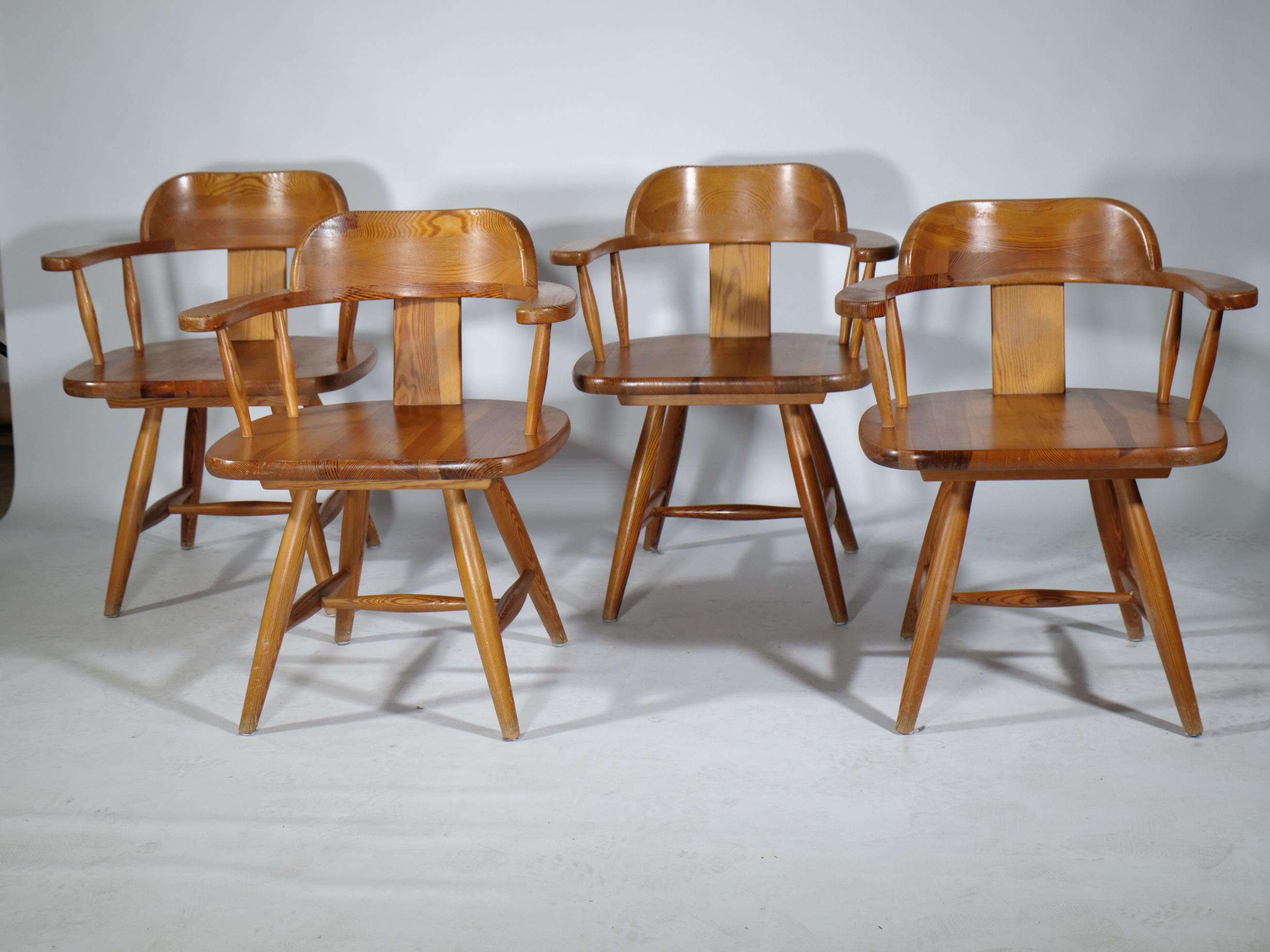 Finnische Massivholzstühle aus Kiefernholz aus dem Hause Asko. Die Armlehner sind hochwertig gefertigt und im klassischem skandinavischen Landhausstil gehalten. Die Stühle sind in gebrauchtem Zustand. 
 
Breite: 61 cm 
Höhe: 74 cm 
Tiefe: 50