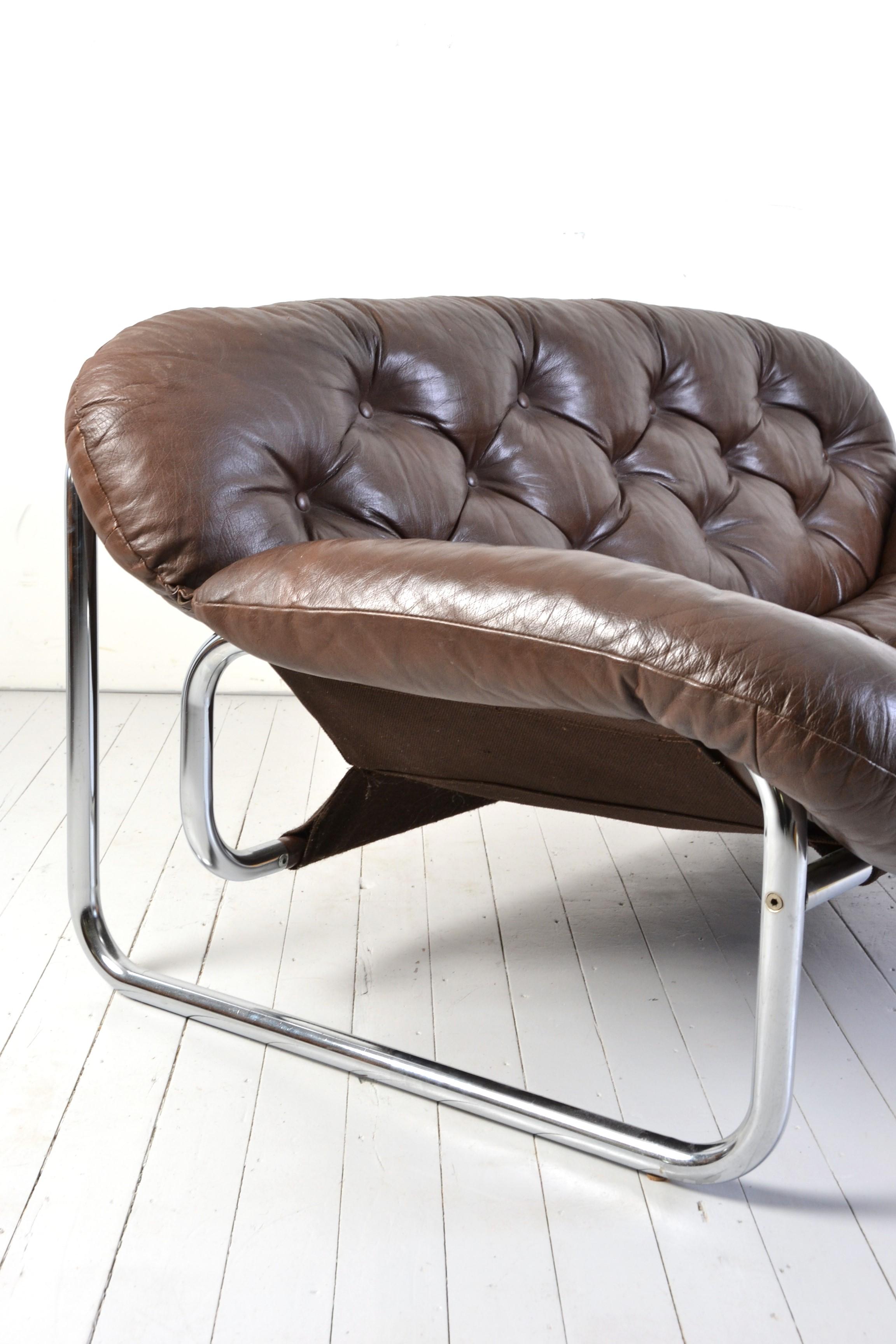 Cet élégant canapé a été conçu dans les années 1970 par John-Bertil Häggström pour la manufacture suédoise Swed-Form à Skillingaryd. Le canapé est recouvert d'une toile naturelle brune et est entièrement recouvert. L'assise et la ligne de dos sont