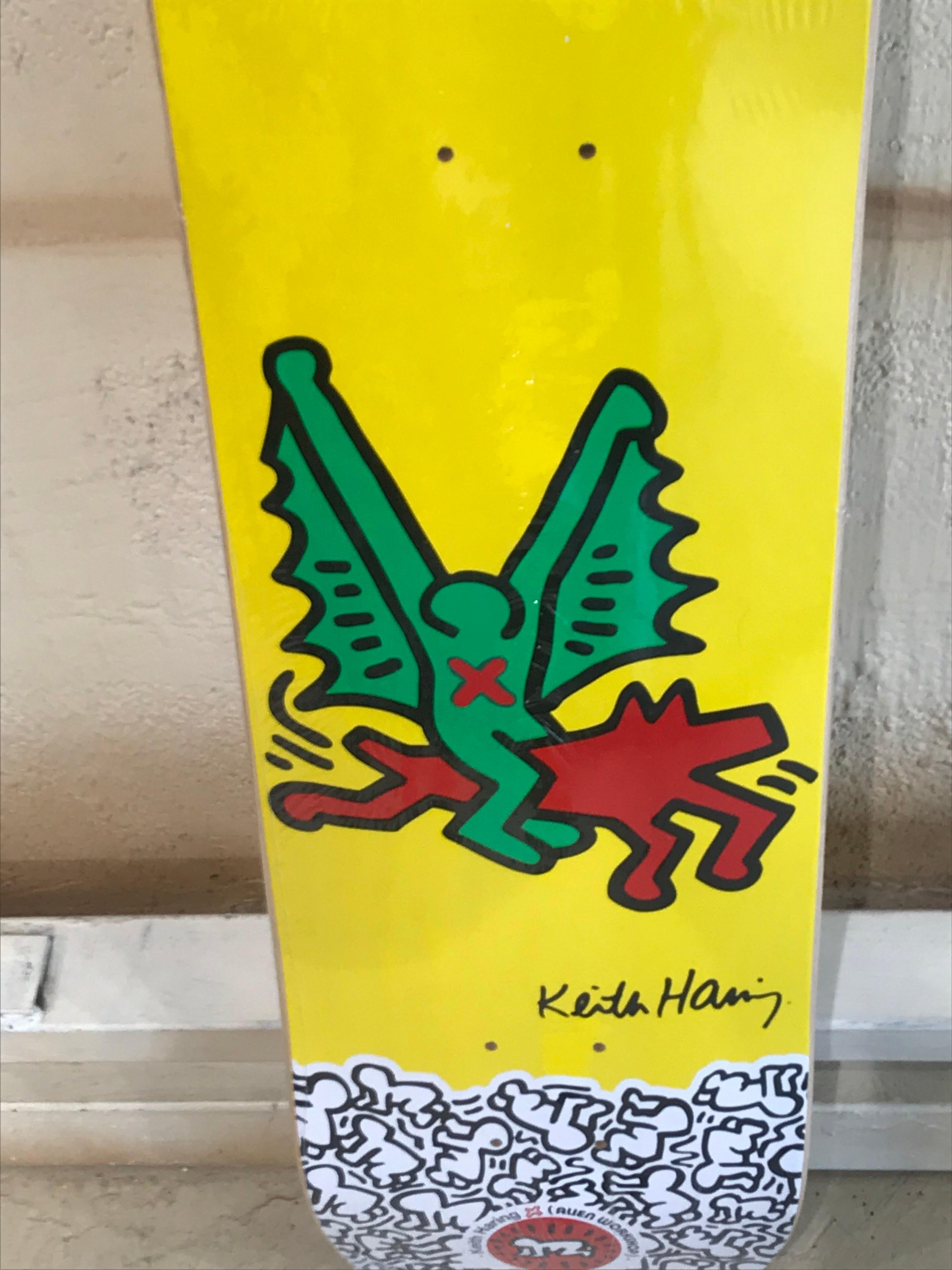 Skate board limited edition Keith Haring
Édited by alien workshop
circa 2008.
Deco recto et verso
New
Wrapped in plastic with stickers et étiquet
Plate signed
Measures: 80 x 20.5 x 6 cms.