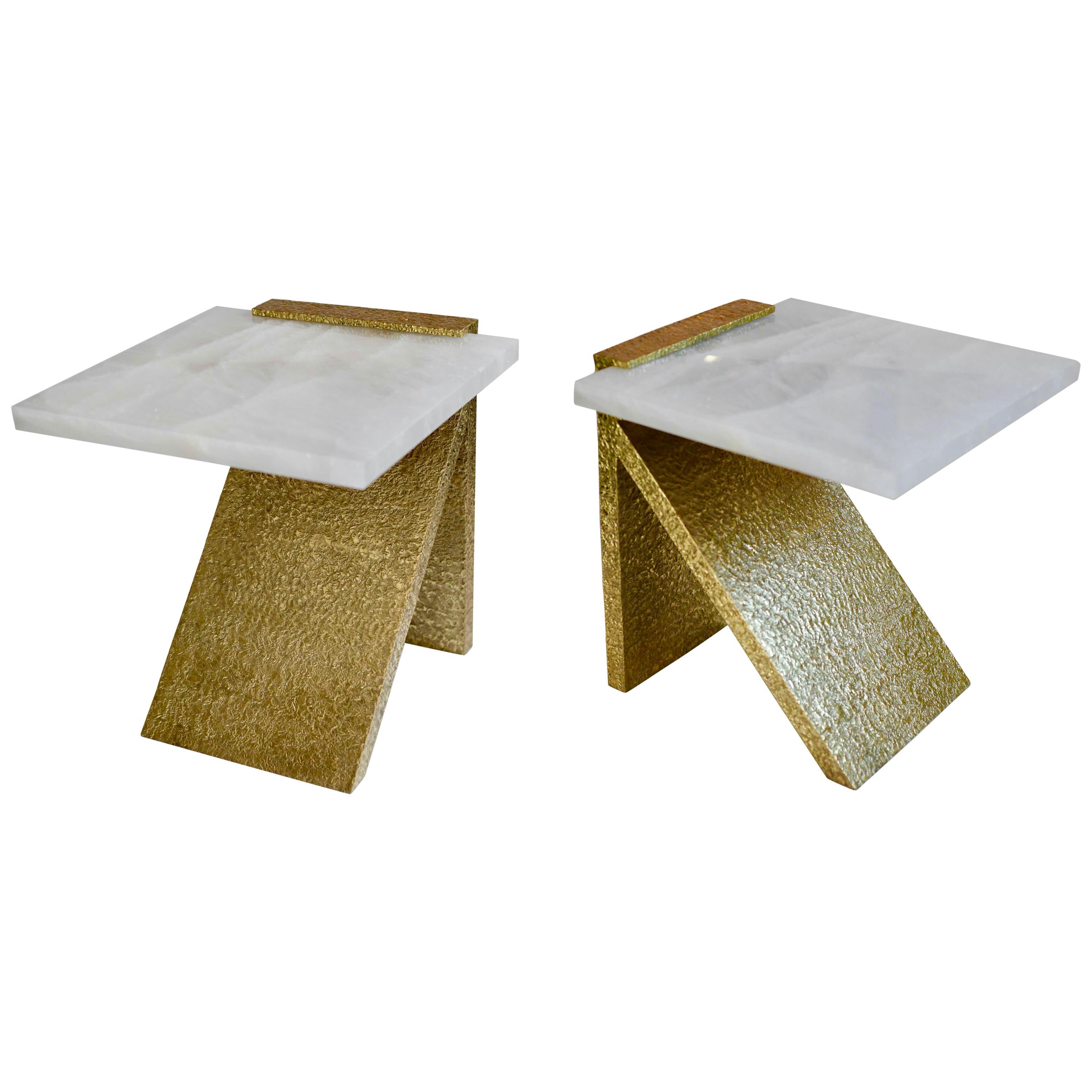 Paire de supports en laiton martelé avec des plateaux en cristal de roche blanc. Créé par la galerie Phoenix. 
Taille personnalisée sur demande.