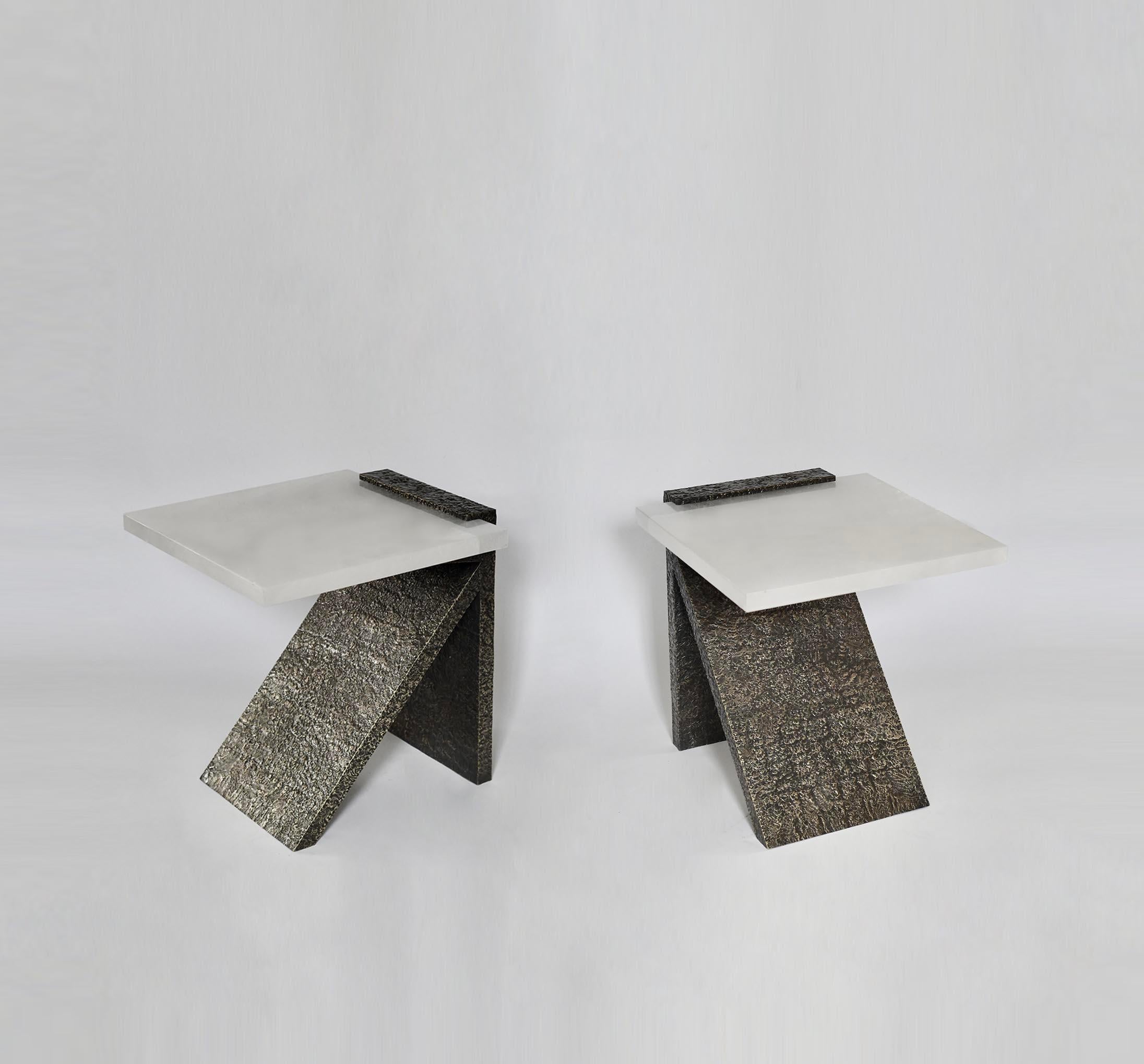 Paire de supports en laiton martelé avec des plateaux en cristal de roche blanc. Créé par la galerie Phoenix. 
Taille personnalisée sur demande.