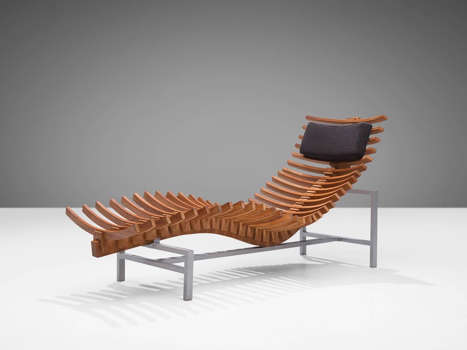 Chaise longue in teak and aluminium, Netherlands, 1980s. 

Exceptional Dutch chaise longue. The seating of this chaise consists of teak slats that are formed in order to support the body. They are arranged to form a skeleton, with a backbone on