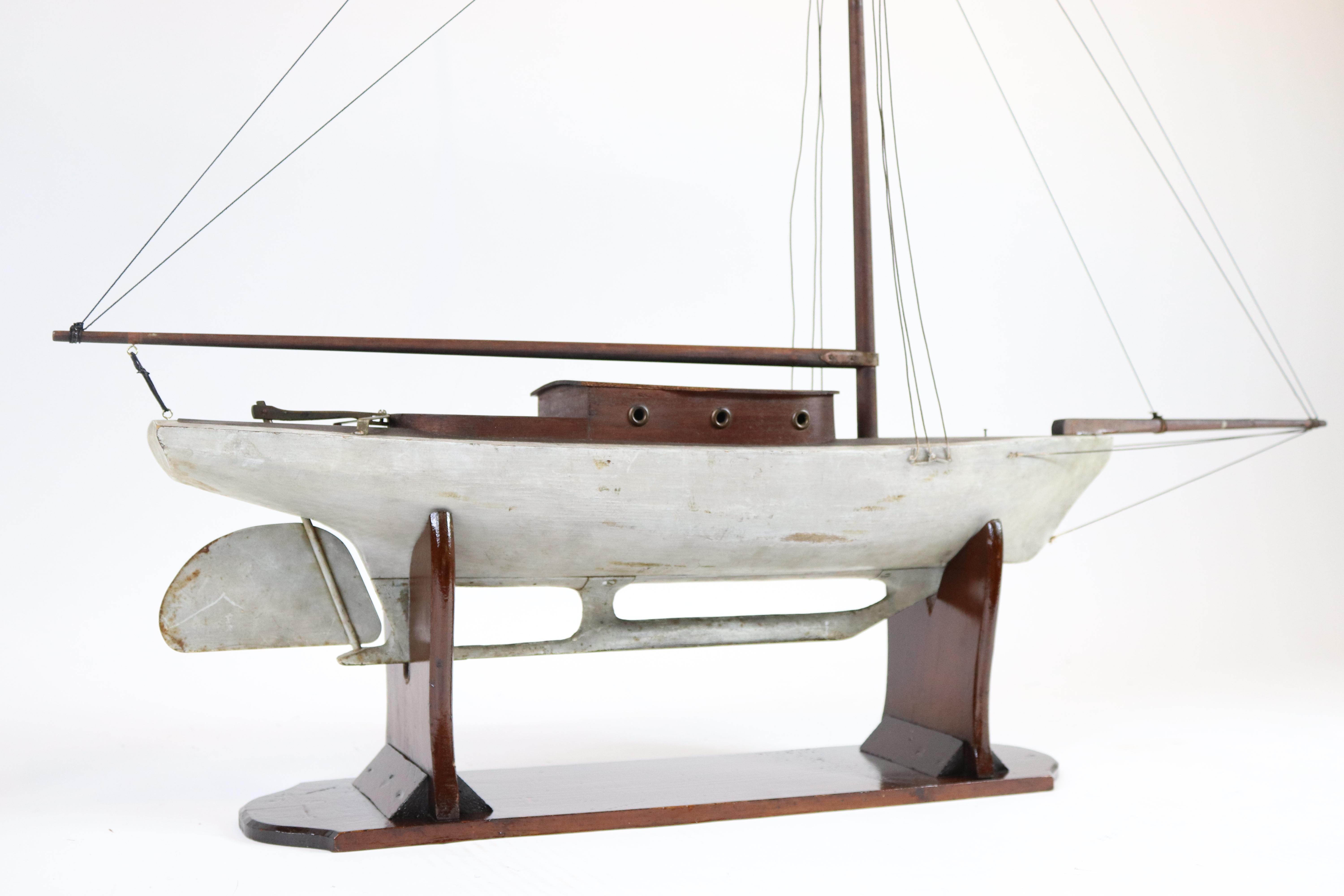 Classic pond boat with open keel, raised cabin, sunked cockpit, fin rudder, gaff rigged. Measures: 36 x 6 x 32.