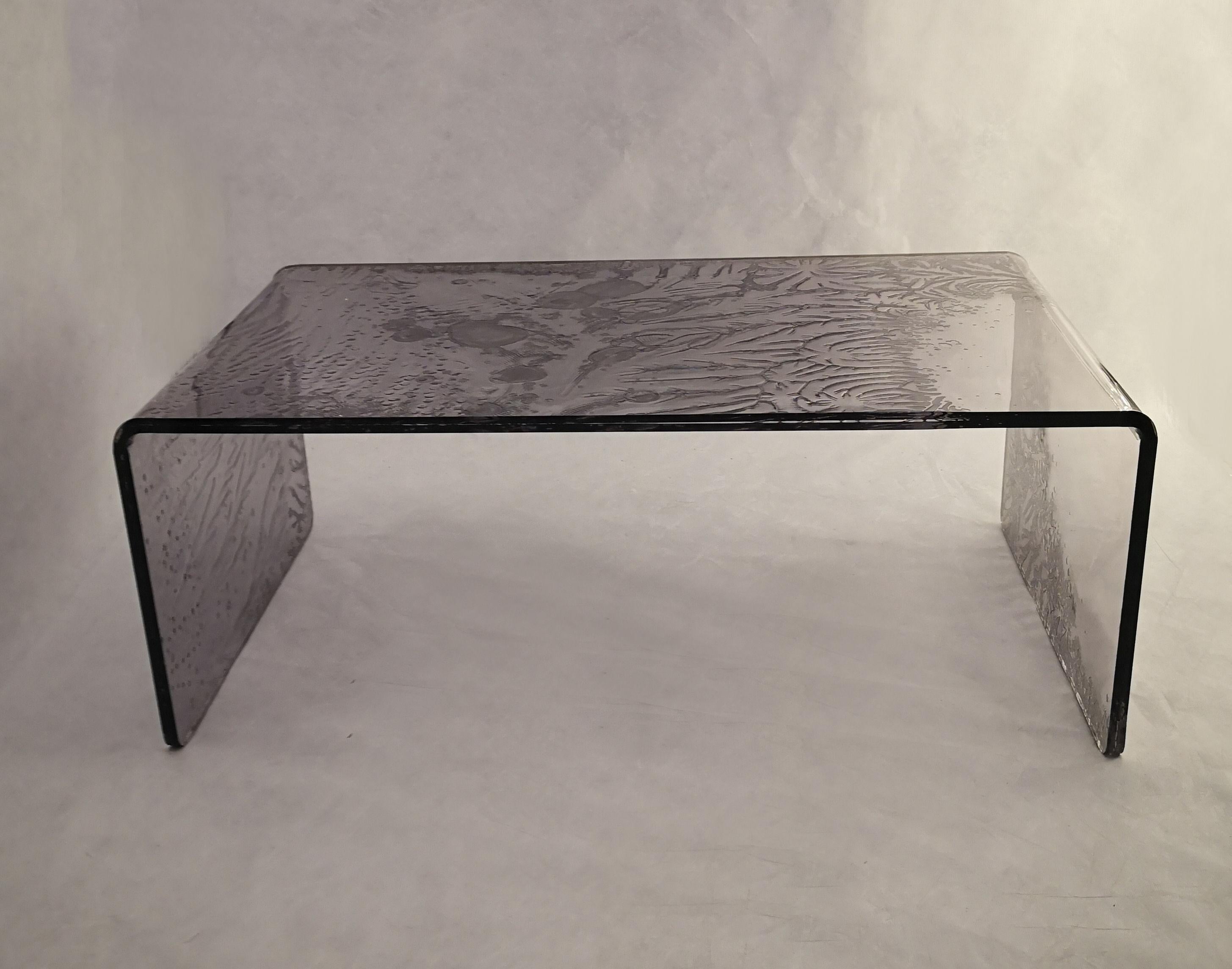 Coffee table, handmade in transparent pink acrylic colored with an innovative technology.
The material is made through the fusion of three plates, one of which
partially cured center.
This process creates unique and particular effects,