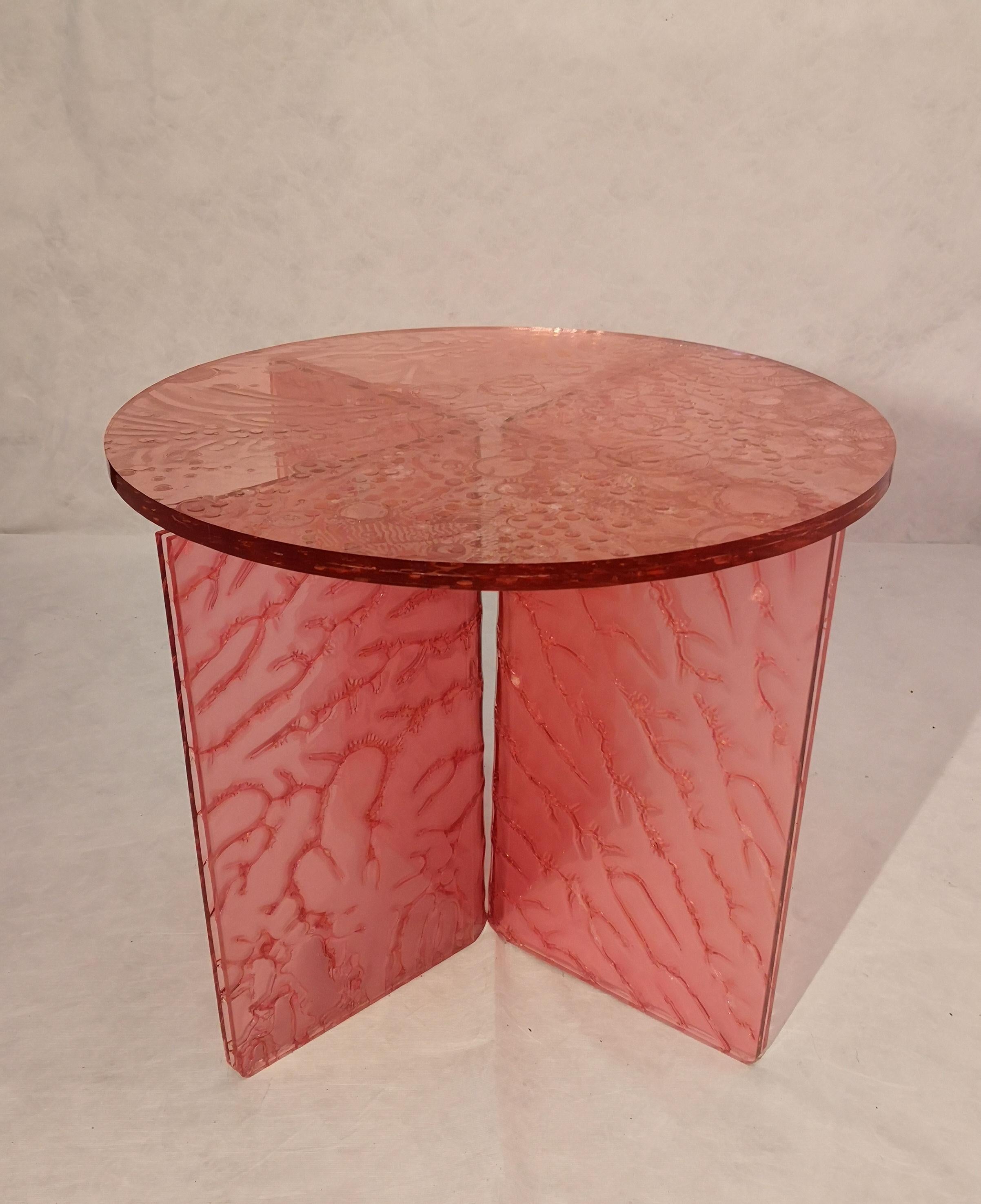 Coffee table, handmade in transparent acrylic colored with an innovative technology.
The material is made through the fusion of three plates, one of which
partially cured center.
This process creates unique and particular effects,