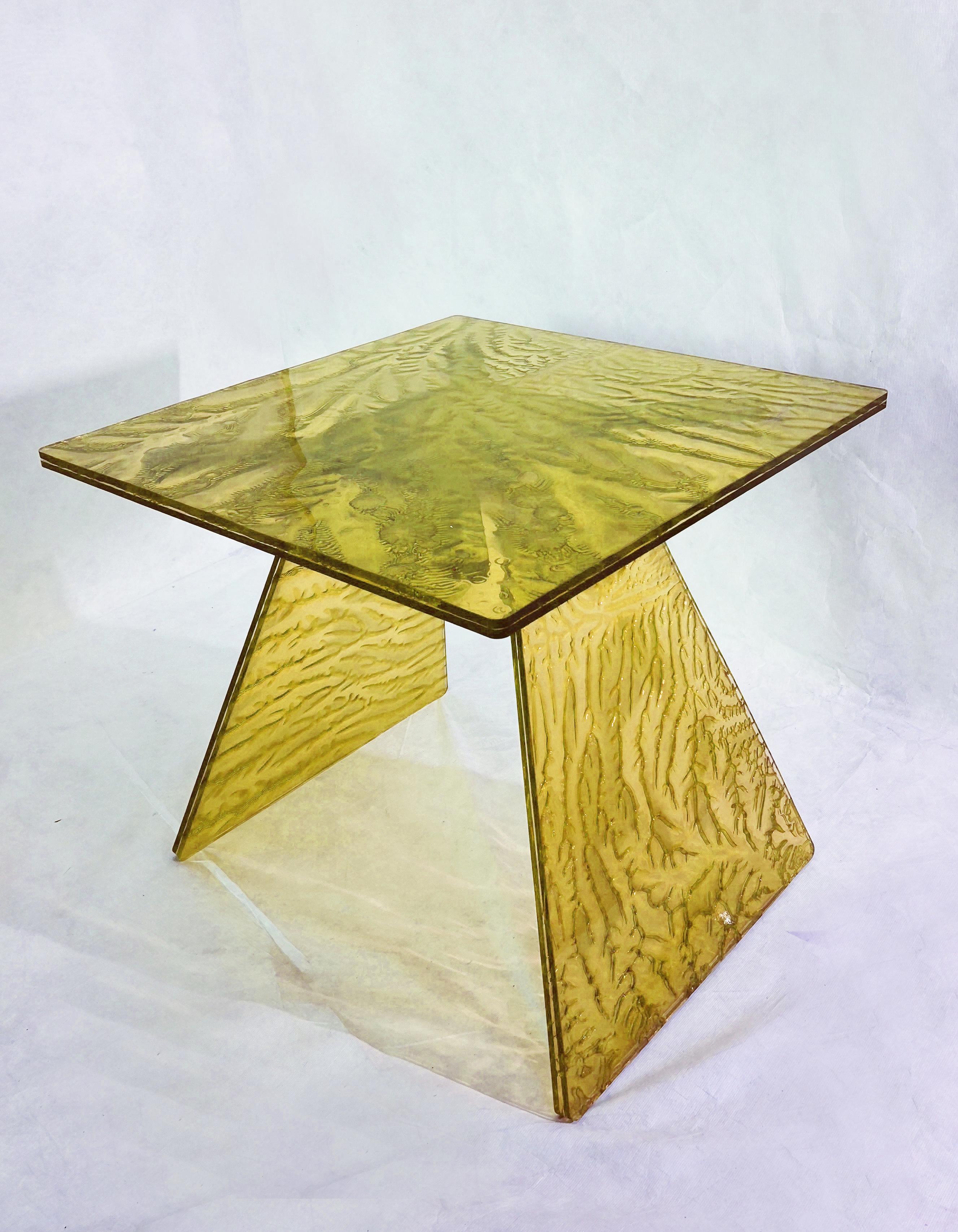 Coffee table, handmade in transparent acrylic colored with an innovative technology.
The material is made through the fusion of three plates, one of which
Partially cured center.
This process creates unique and particular effects,