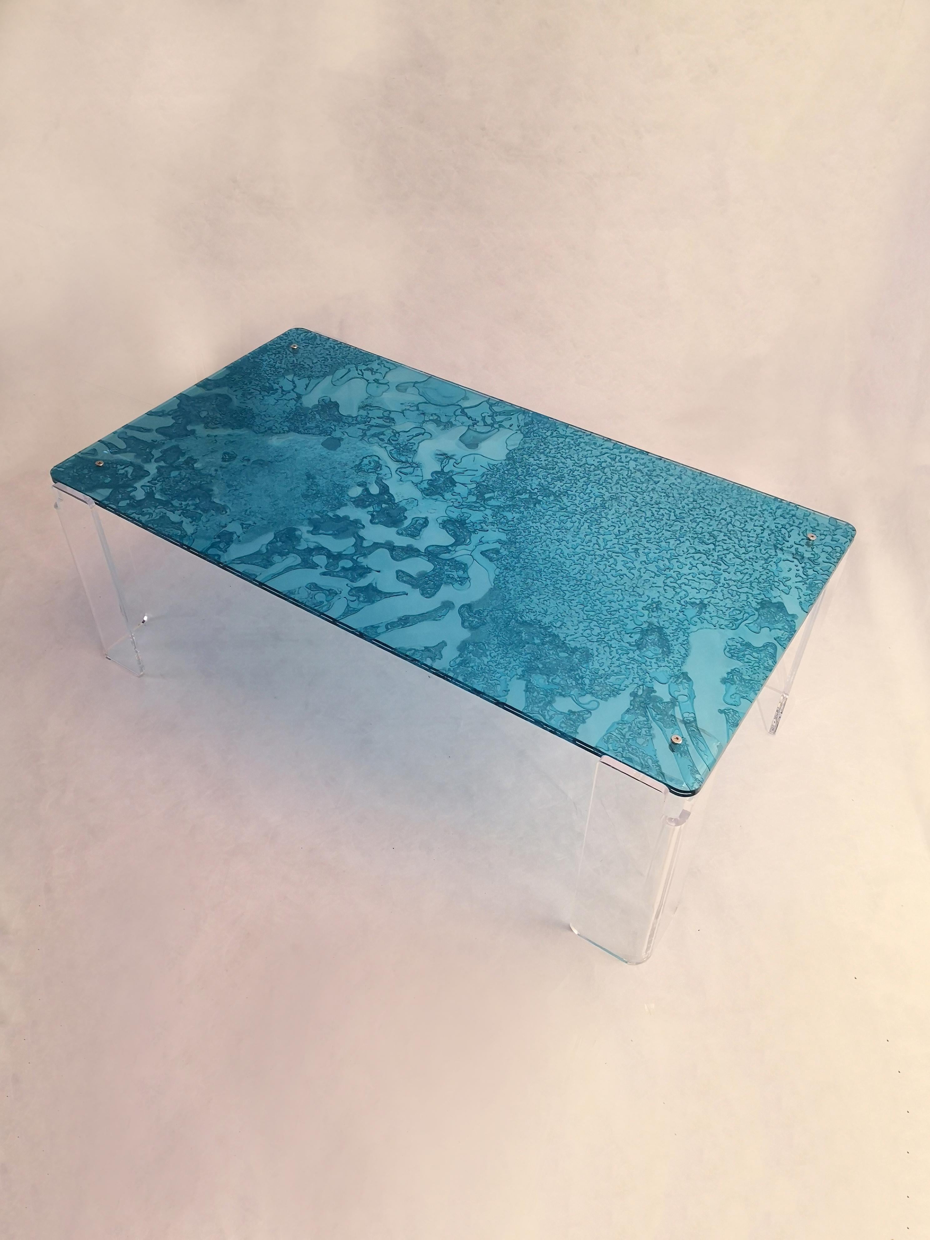 Couchtisch, handgefertigt aus transparentem Acryl, gefärbt mit einer innovativen Technologie.
Das MATERIAL wird durch die Verschmelzung von drei Platten hergestellt, von denen eine
teilweise ausgehärtetes Zentrum.
Dieser Prozess erzeugt