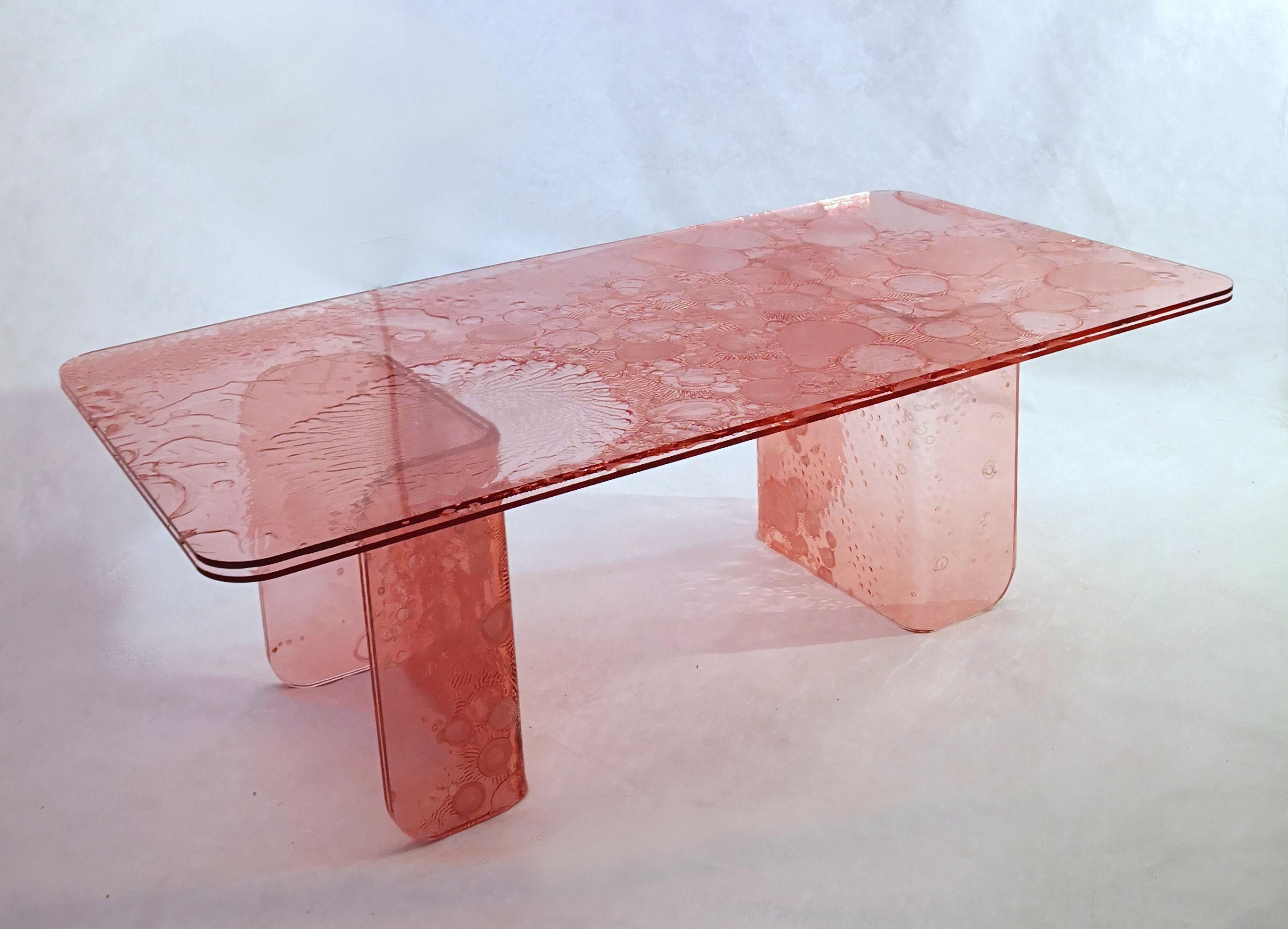 Coffee table, handmade in transparent acrylic colored with an innovative technology.
The material is made through the fusion of three plates, one of which
partially cured center.
This process creates unique and particular effects,
