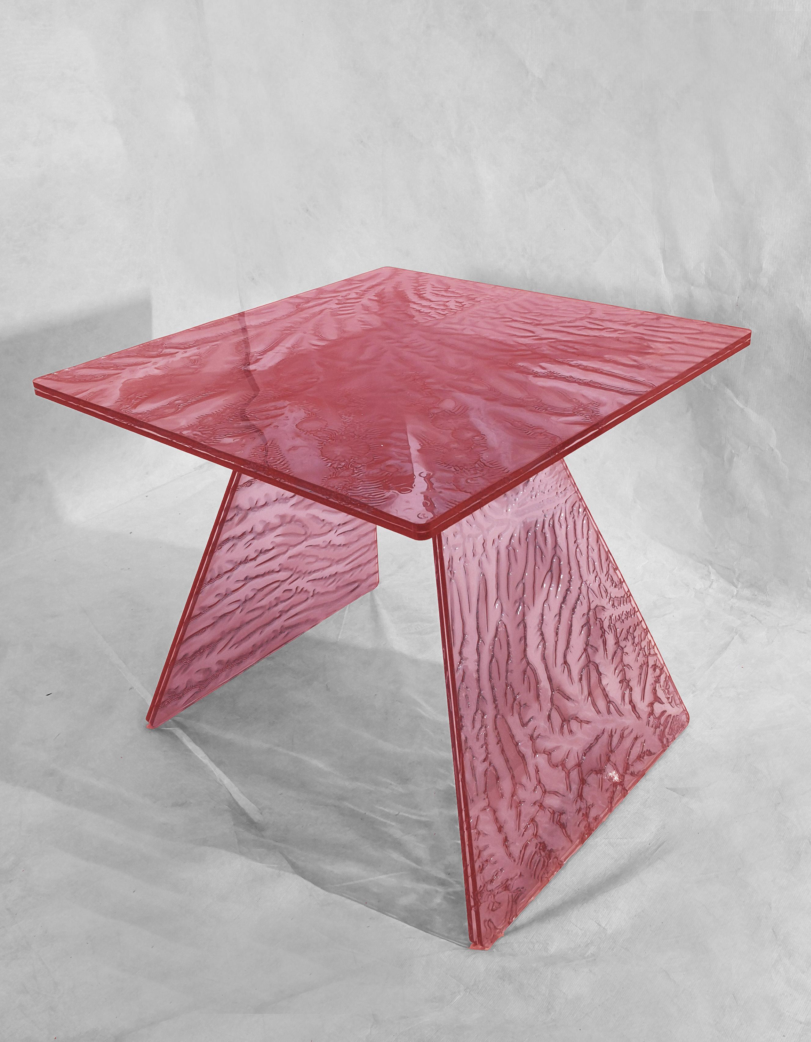 Coffee table, handmade in transparent acrylic colored with an innovative technology.
The material is made through the fusion of three plates, one of which
Partially cured center.
This process creates unique and particular effects,