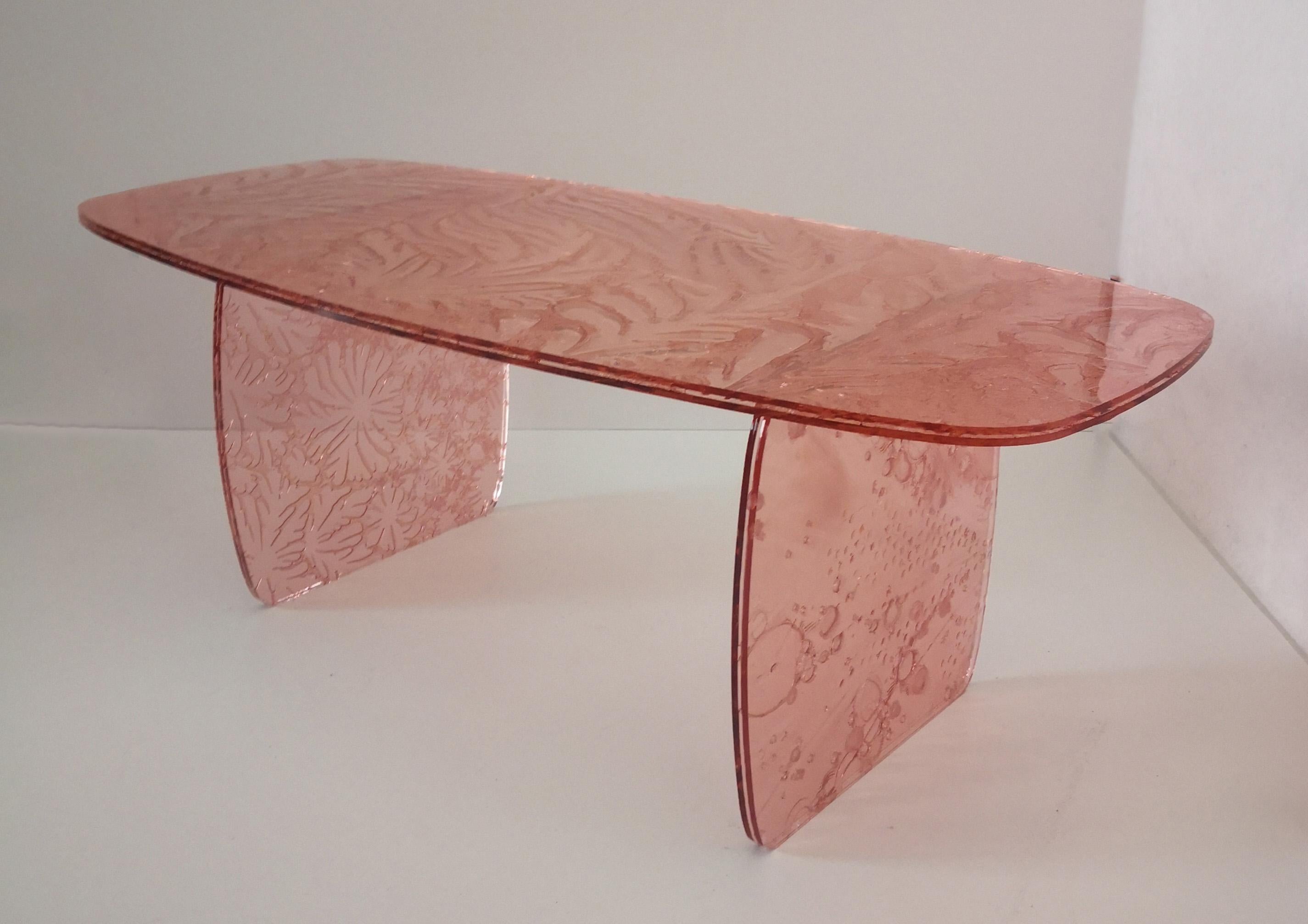 Coffee table, handmade in transparent acrylic colored with an innovative technology.
The material is made through the fusion of three plates, one of which
partially cured center.
This process creates unique and particular effects, shades
transparent