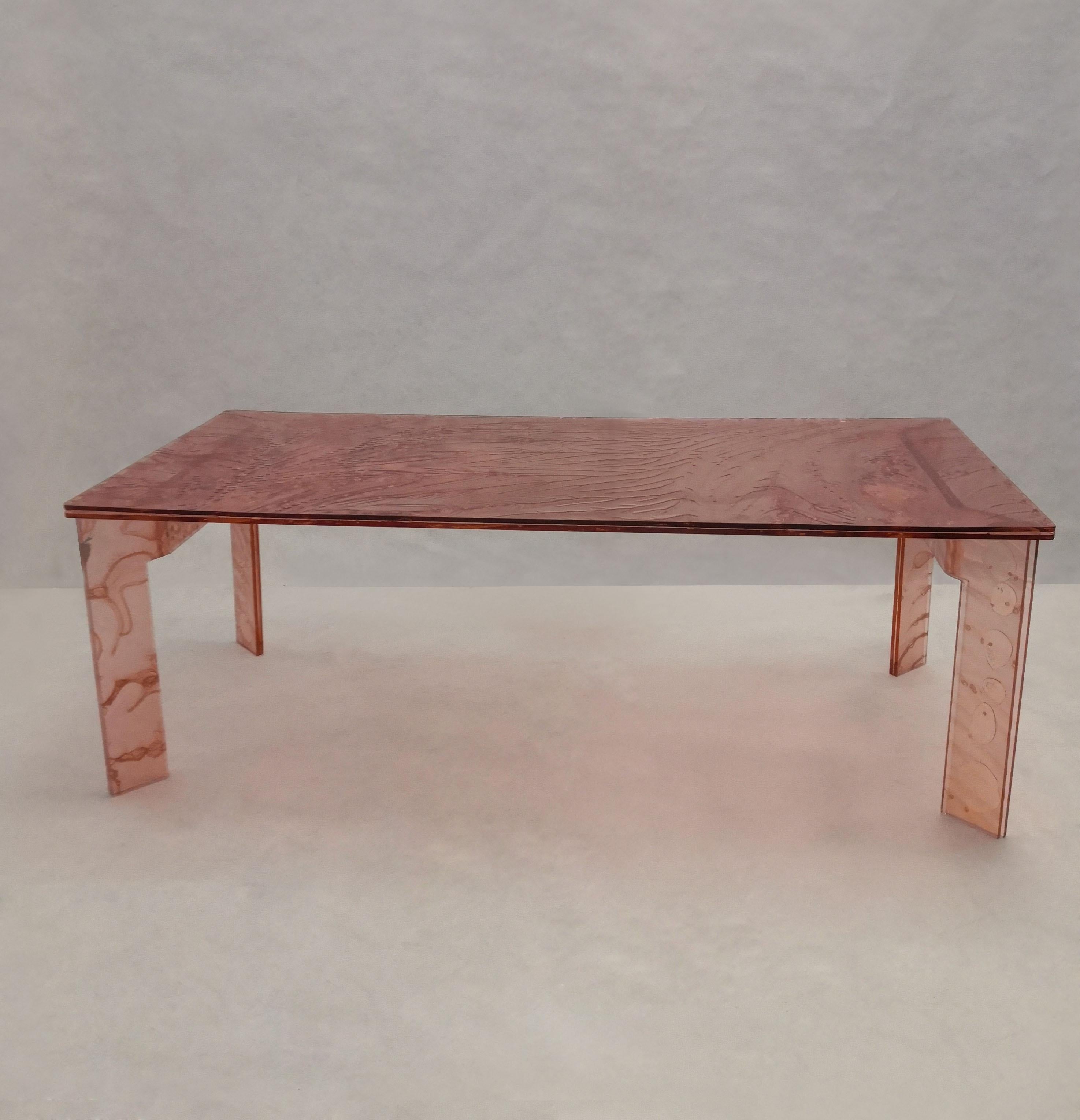 Moderno Tavolino Sketch in acrilico rosa Design Roberto Giacomucci nel 2023 in vendita