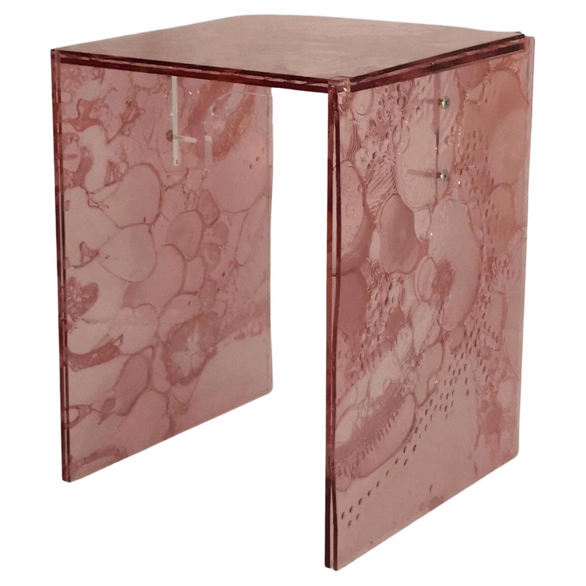 Table basse « Sketch » fabriquée en acrylique rose par Roberto Giacomucci en 2023