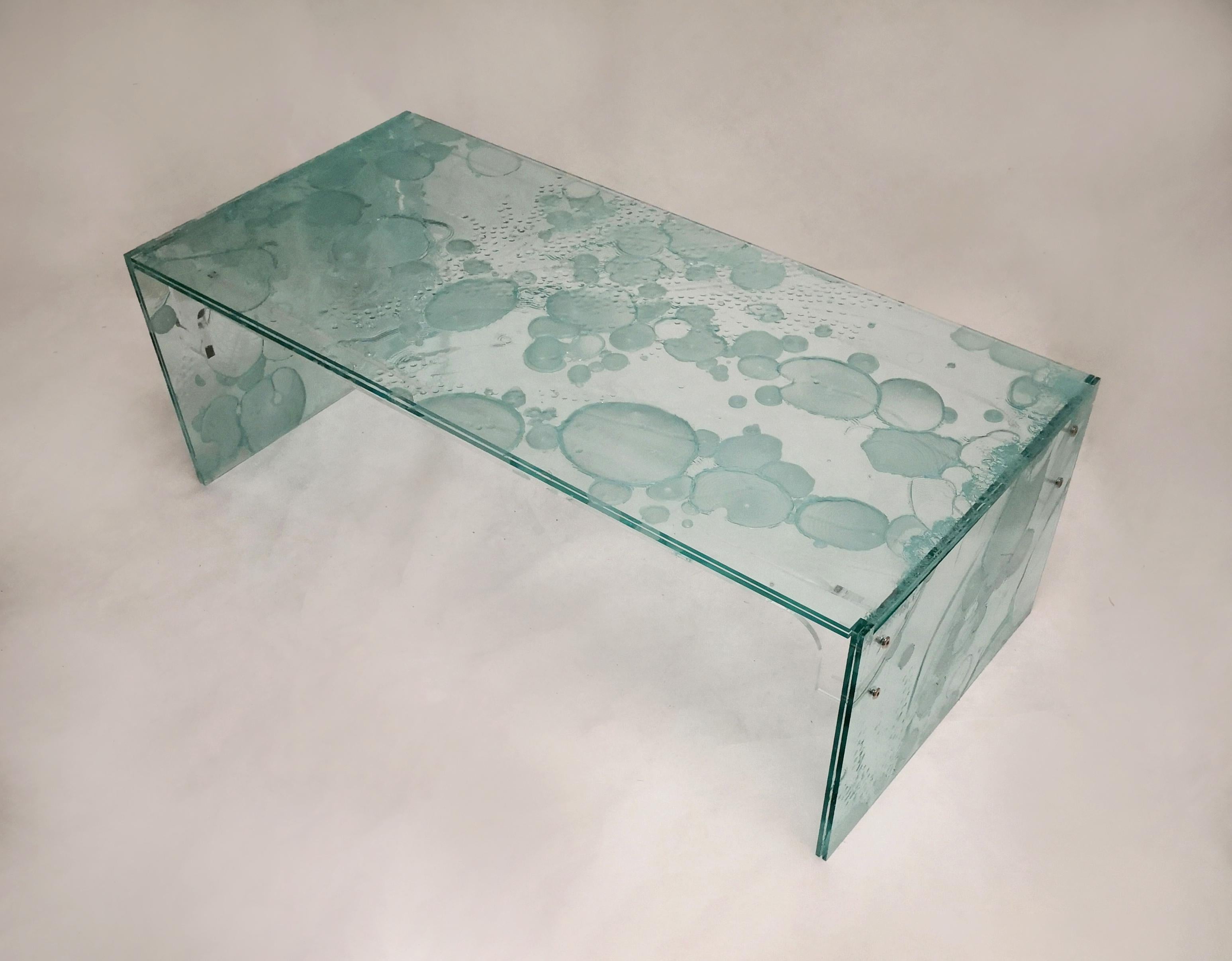 Coffee table, handmade in transparent acrylic colored with an innovative technology.
The material is made through the fusion of three plates, one of which
partially cured center.
This process creates unique and particular effects, shades
transparent
