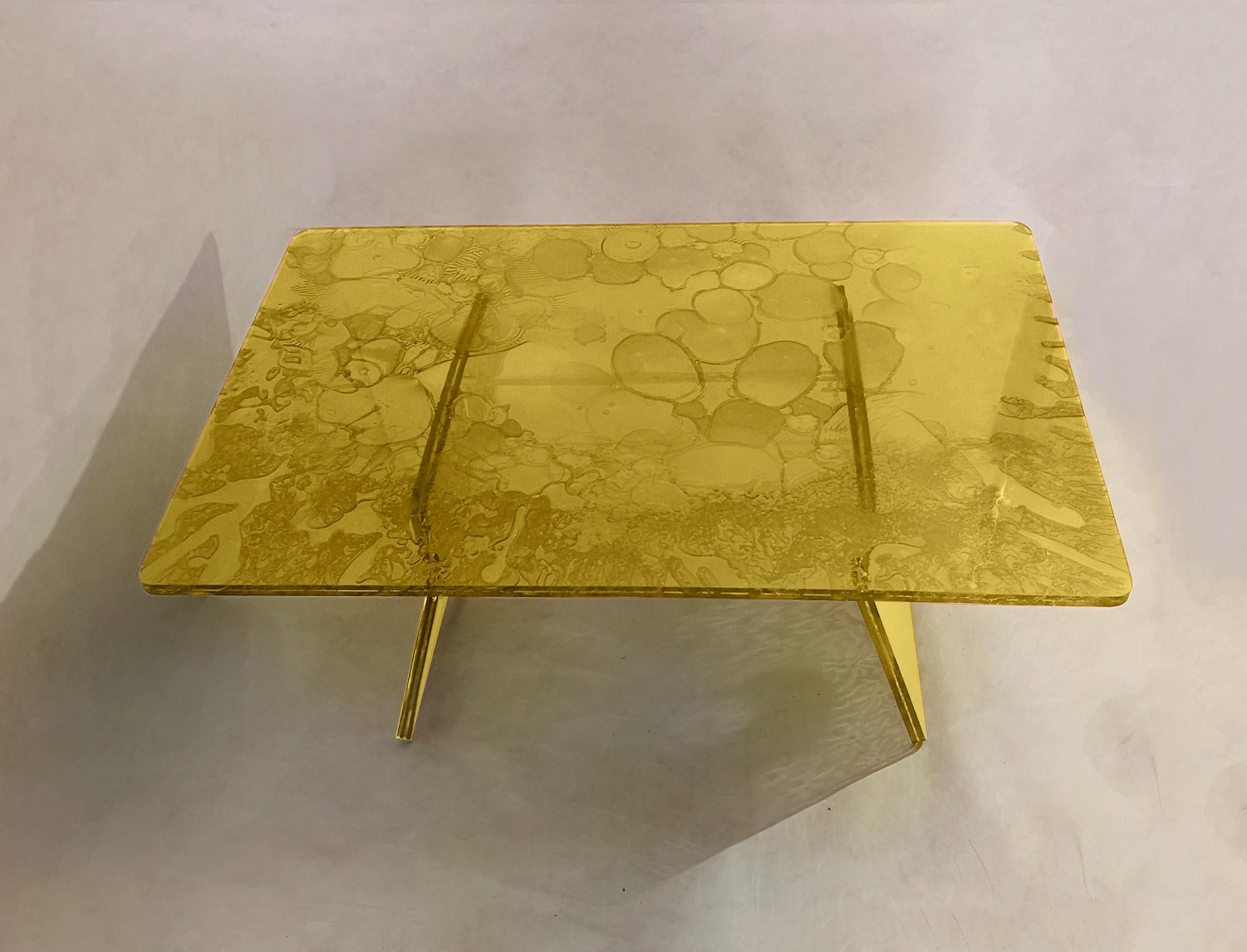 Sketch-Couchtisch aus gelbem Acryl, entworfen von Roberto Giacomucci im Design 2022 (Maschinell gefertigt) im Angebot