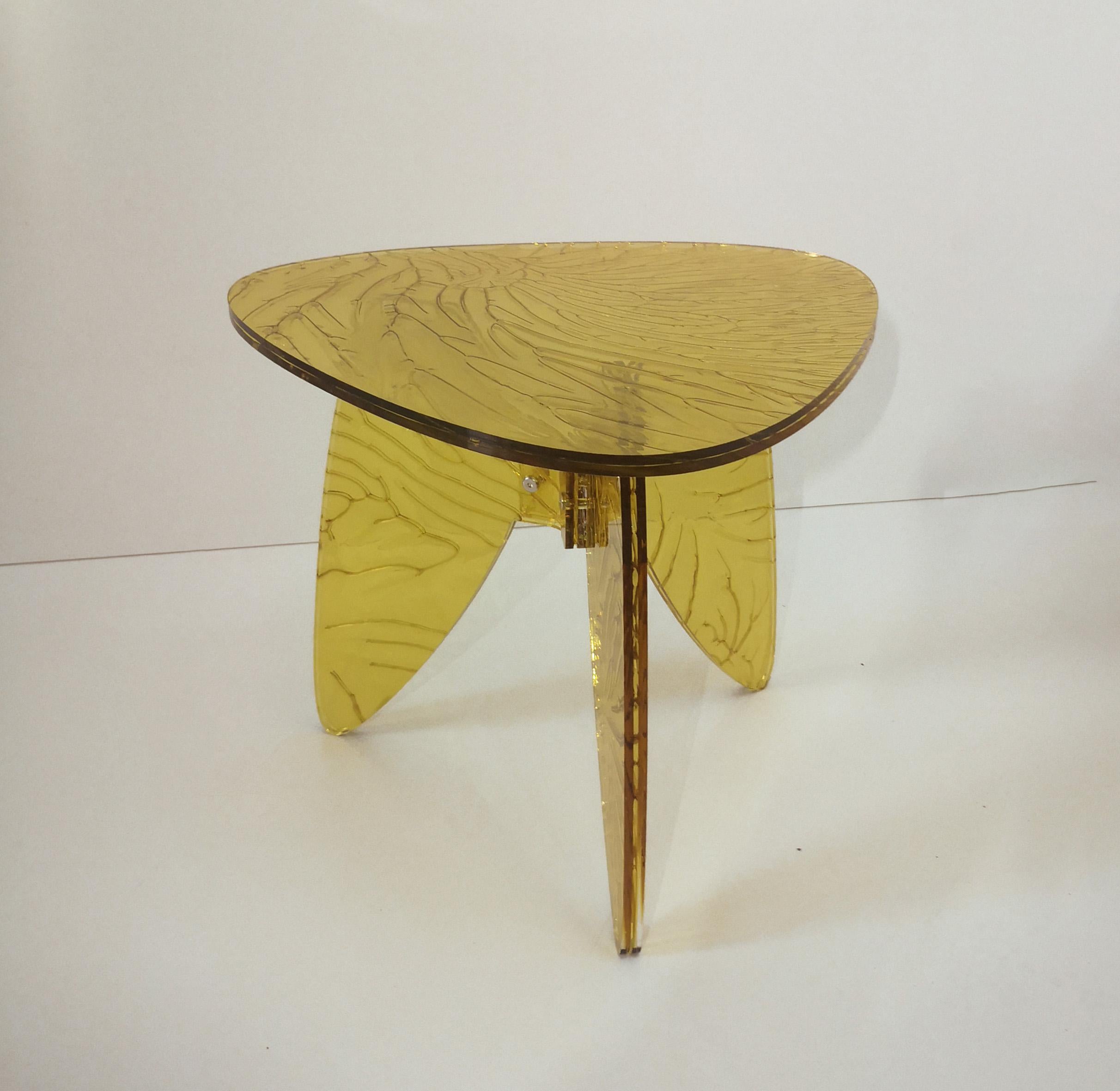 side table, handmade in transparent acrylic colored with an innovative technology.
The material is made through the fusion of three plates, one of which
partially cured center.
This process creates unique and particular effects, shades
transparent
