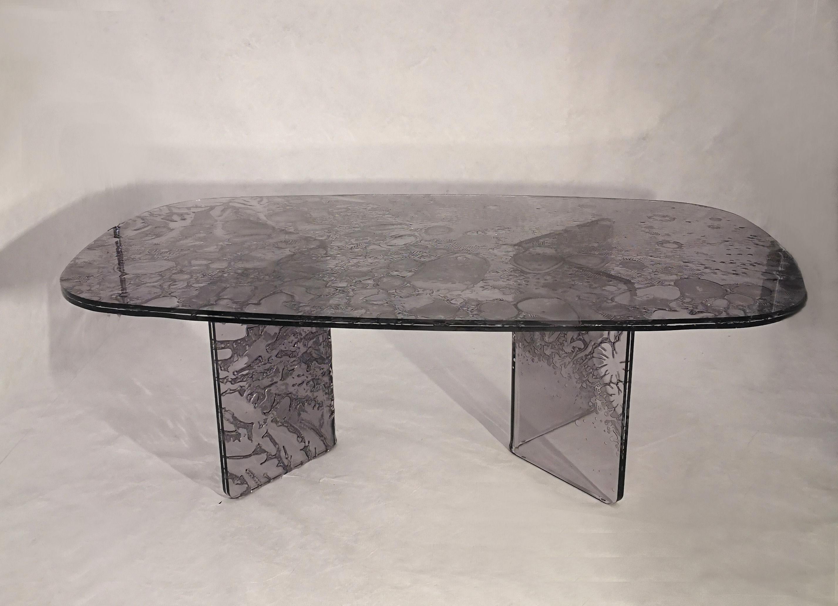 Coffee table, handmade in transparent grey acrylic colored with an innovative technology.
The material is made through the fusion of three plates, one of which
partially cured center.
This process creates unique and particular effects,