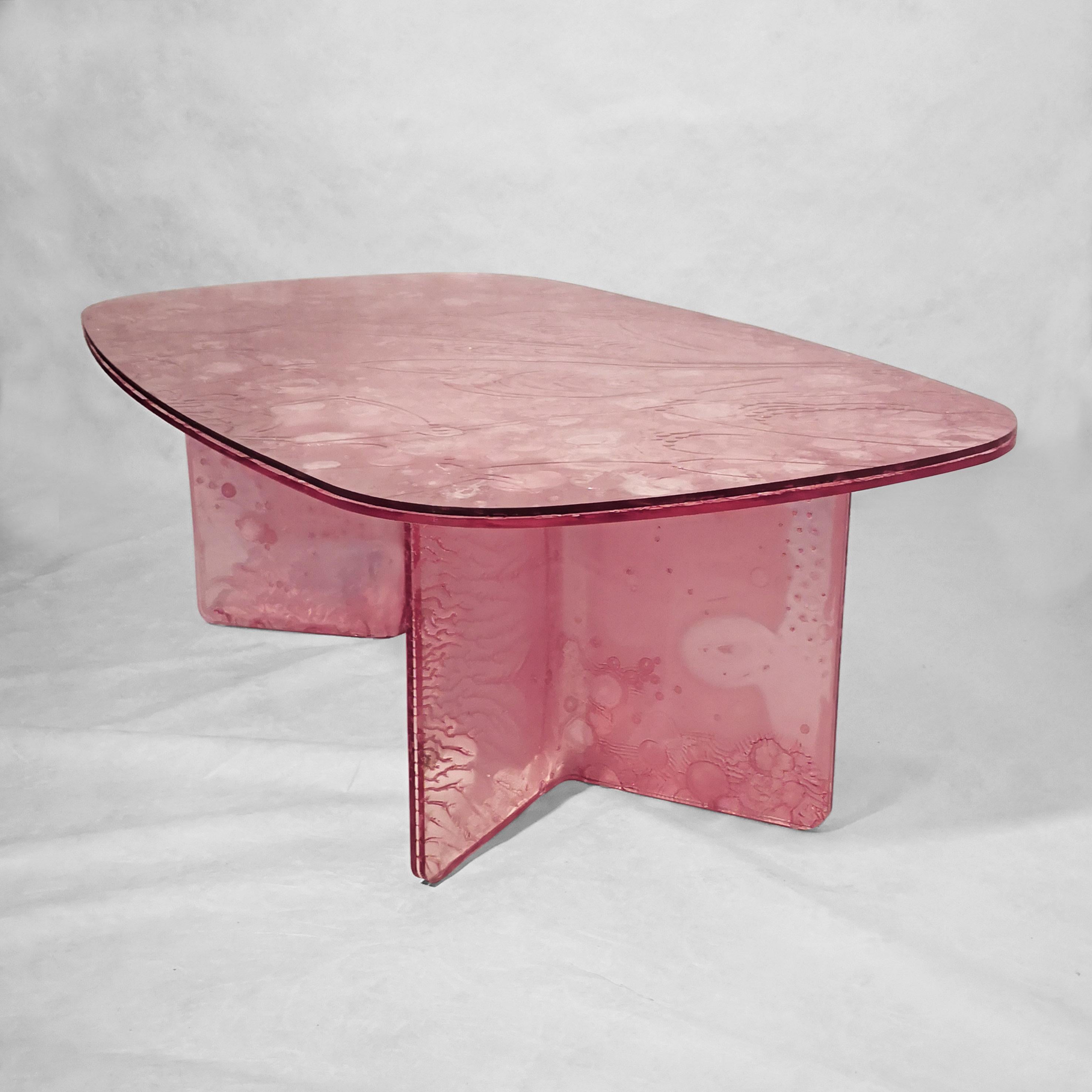 Coffee table, handmade in transparent pink acrylic colored with an innovative technology.
The material is made through the fusion of three plates, one of which
partially cured center.
This process creates unique and particular effects,