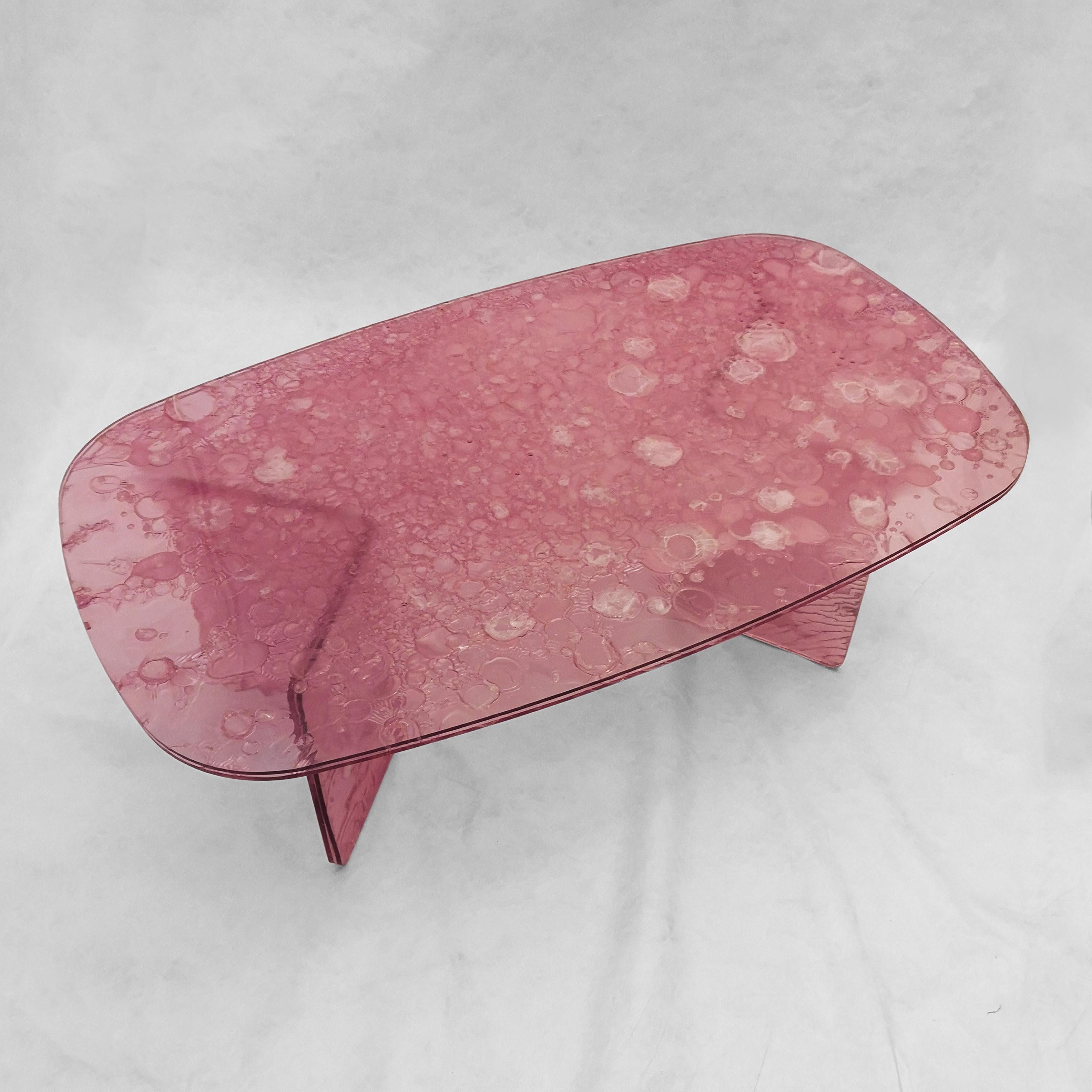 Sketch-Couchtisch aus rosa Acryl im Design von Roberto Giacomucci, 2020 (Italienisch) im Angebot