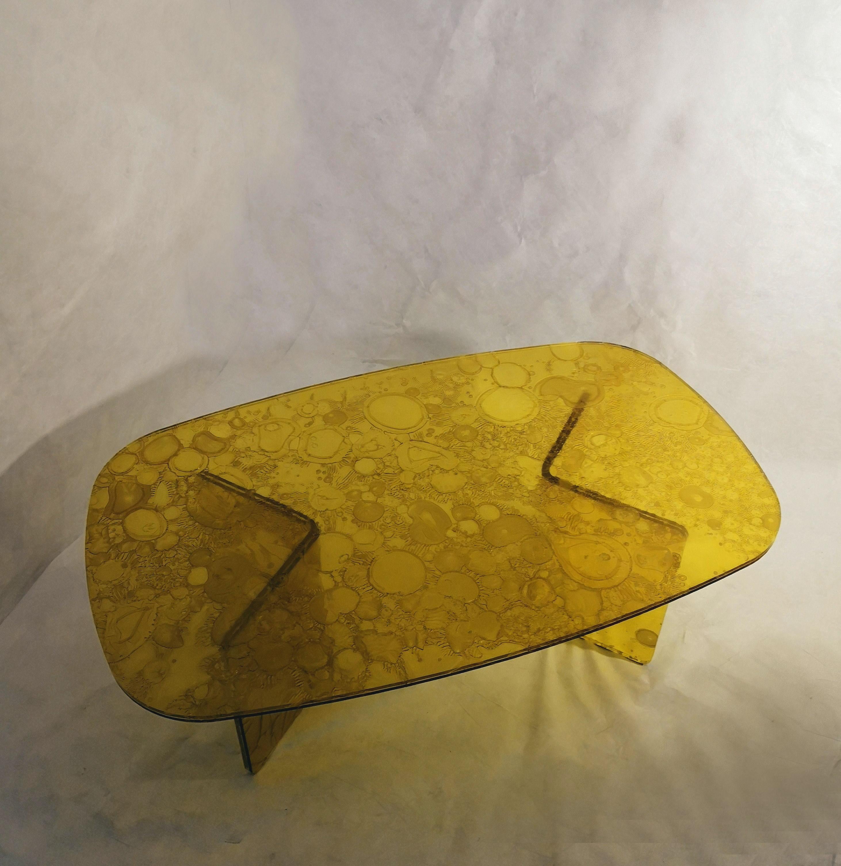 Coffee table, handmade in transparent yellow acrylic colored with an innovative technology.
The material is made through the fusion of three plates, one of which
partially cured center.
This process creates unique and particular effects,