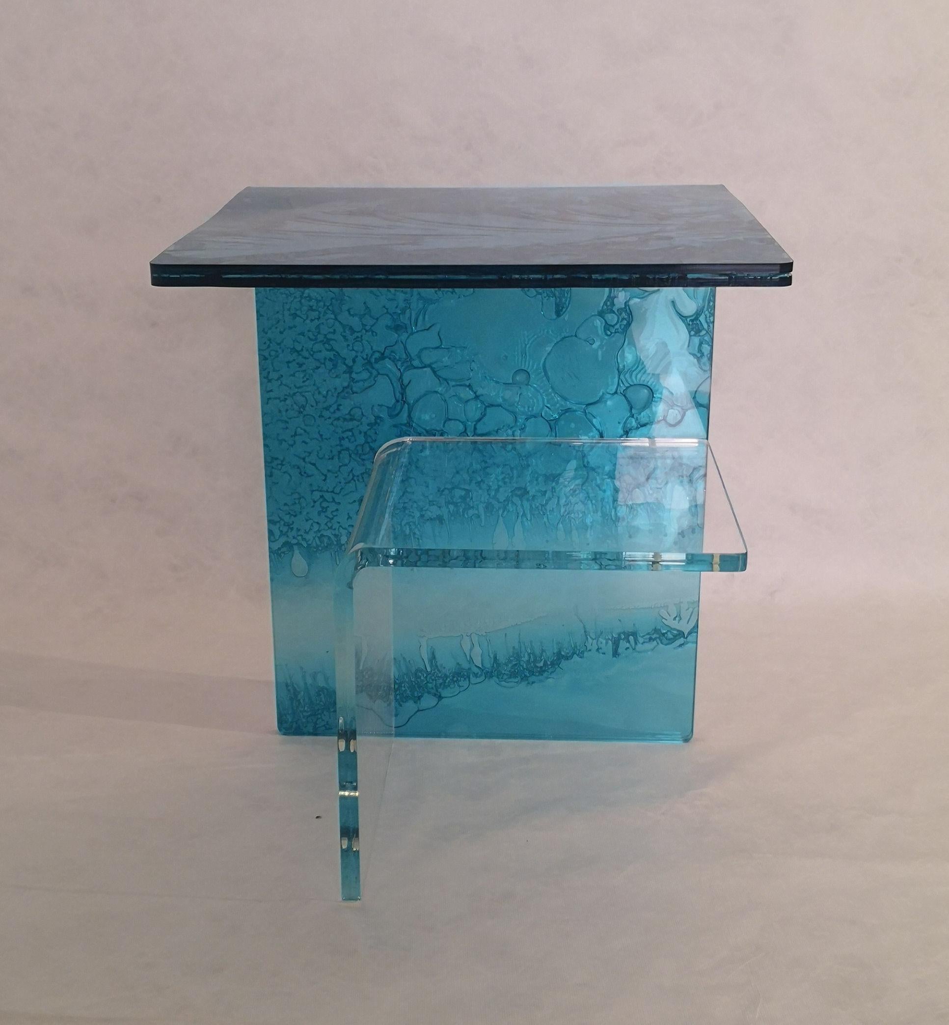 Side table, handmade in transparent yellow acrylic colored with an innovative technology.
The material is made through the fusion of three plates, one of which
partially cured center.
This process creates unique and particular effects,