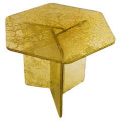 Table d'appoint hexagonale faite de l'acrylique jaune Des de Roberto Giacomucci en 2020