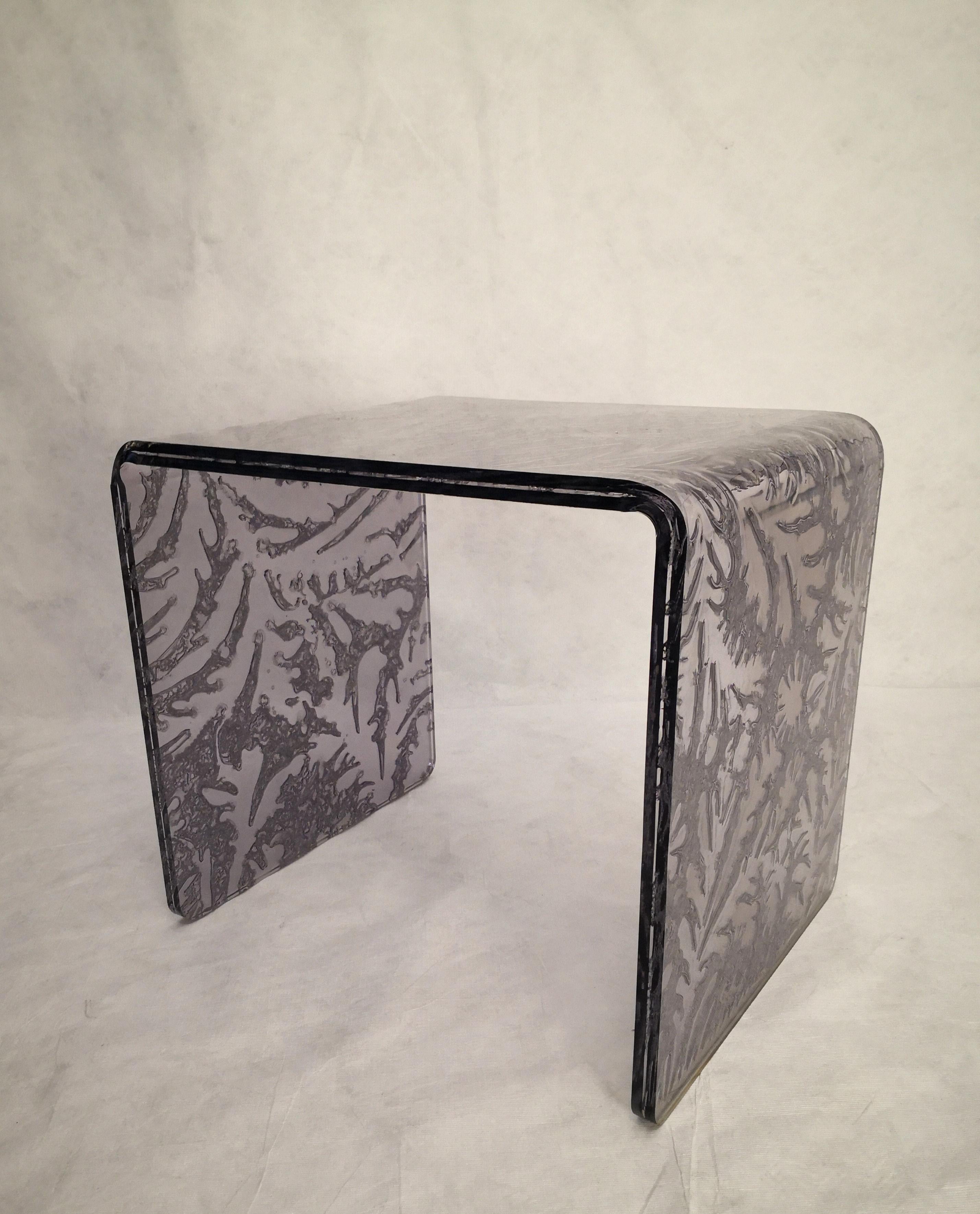 Mini Ponte-Beistelltisch aus grauem Acryl mit Skizzendesign, Roberto Giacomucci 2020 (Moderne) im Angebot