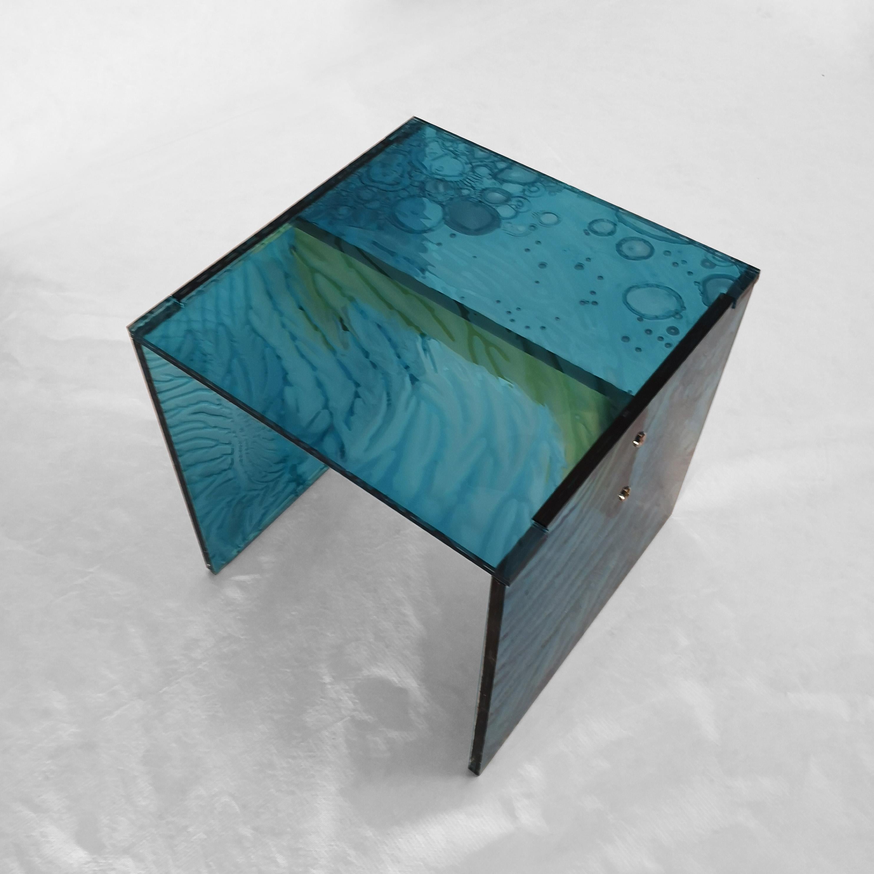 Side table, handmade in transparent green acrylic colored with an innovative technology.
The material is made through the fusion of three plates, one of which
partially cured center.
This process creates unique and particular effects,