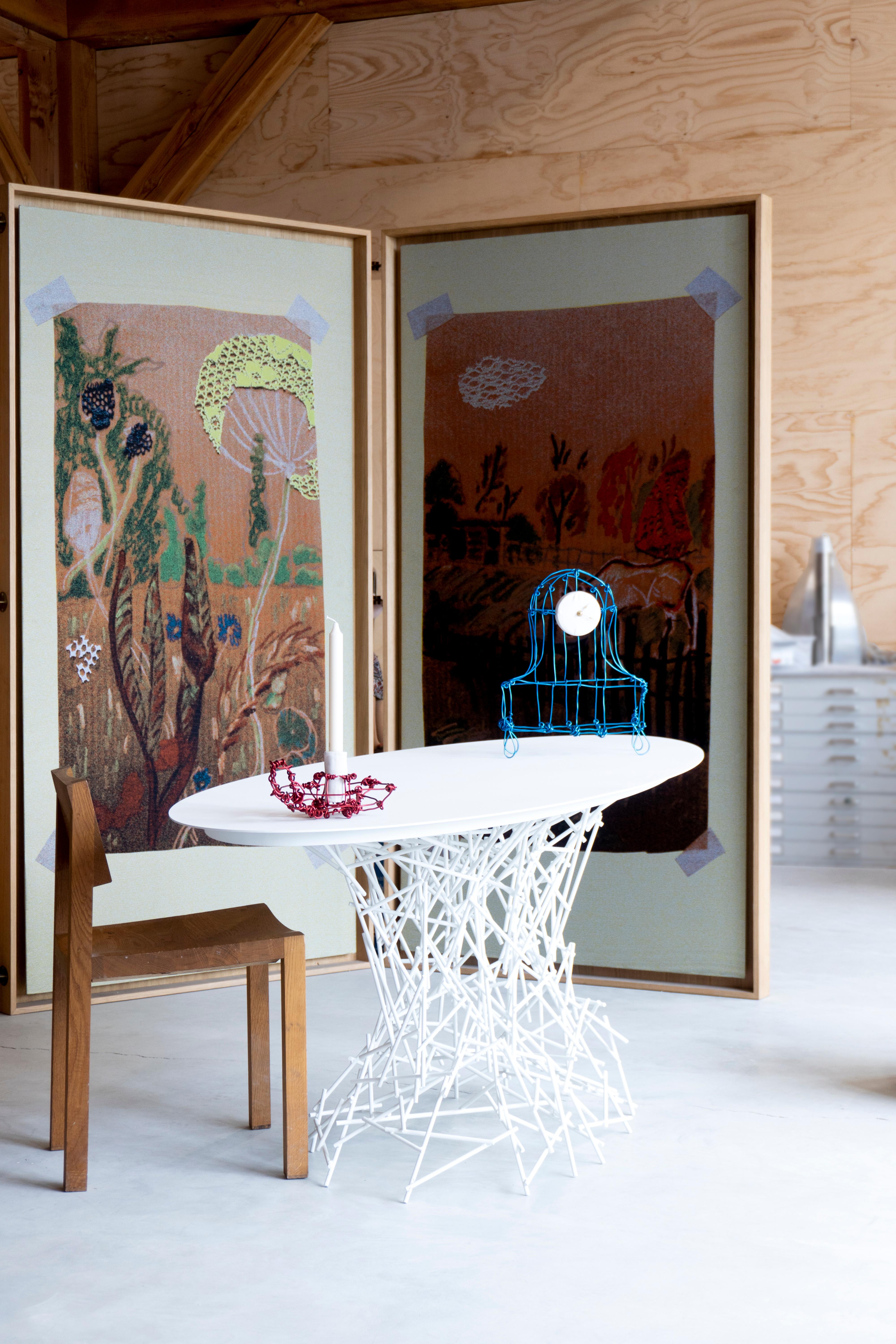 Sketched est une collection de meubles design inspirée par sa passion pour les peintures expressionnistes abstraites. L'atelier est le lieu où Joost s'engage dans l'expérience de la conception comme un acte intensément physique. 
La table est