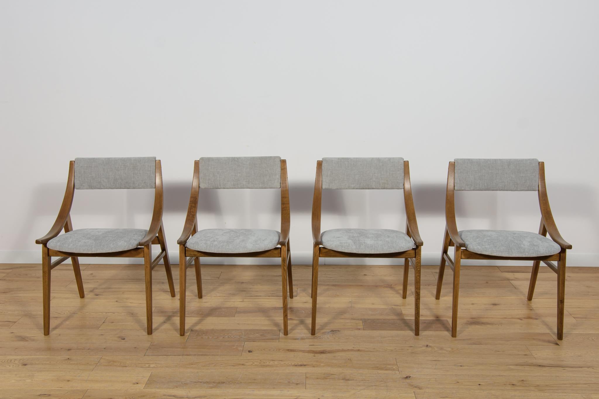 
Questo set di quattro sedie da pranzo è stato prodotto dalla Zamojska Furniture Factory in Polonia intorno al 1970. È stato progettato da Juliusz Kędziorek. Completamente restaurato. Le spugne sono state sostituite. I sedili sono stati rivestiti