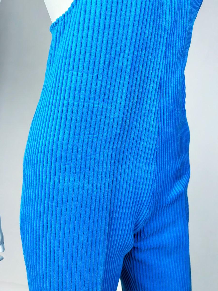 Tuta da sci in velluto blu elasticizzato di Jantzen Circa 1975 in vendita 2