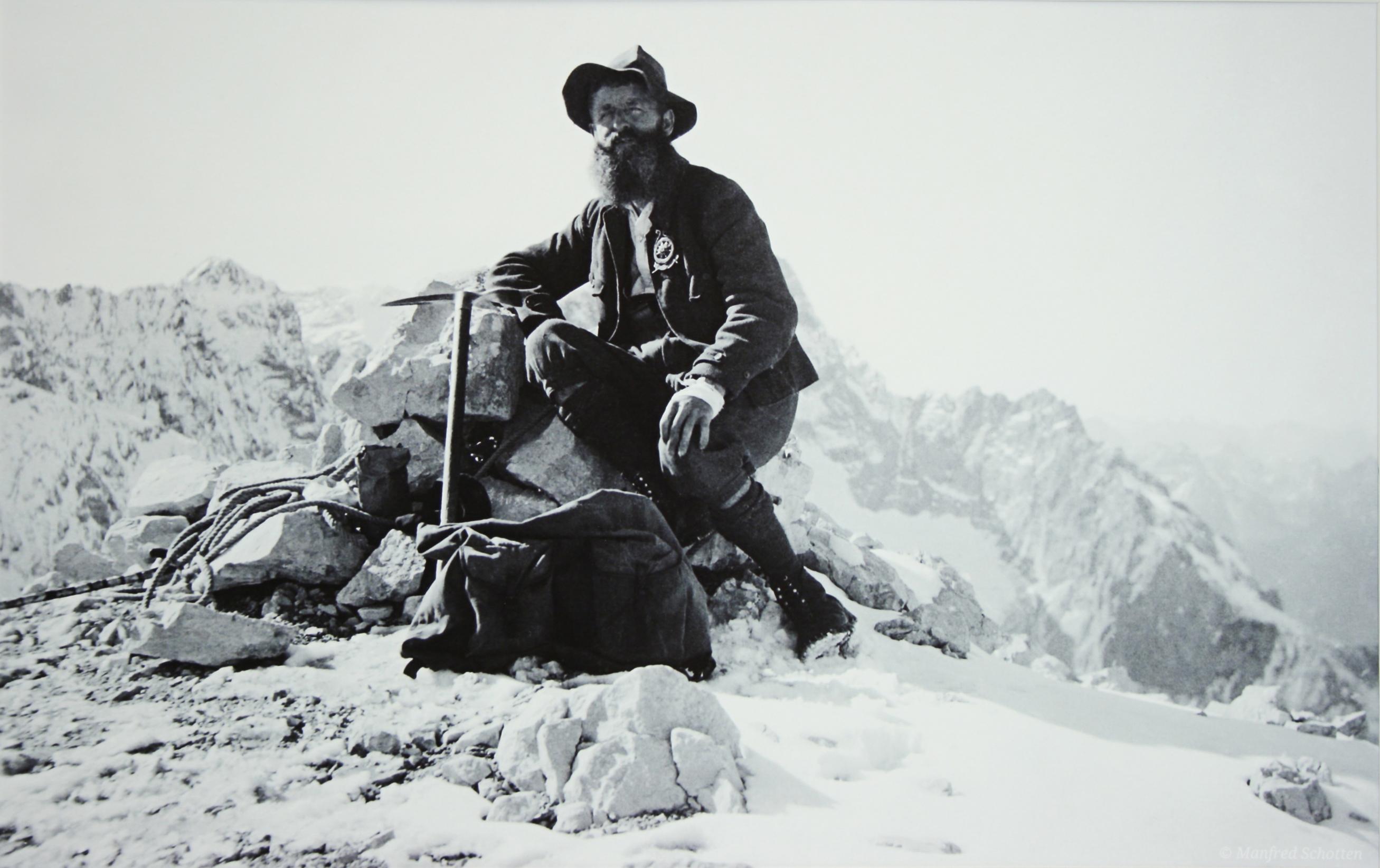 Vieille, ancienne photographie de ski alpin. sur l'Alpspitze avec le Zugspitze derrière, une nouvelle image photographique montée en noir et blanc d'après une photographie originale d'alpinisme des années 1930. Les photos alpines en noir et blanc