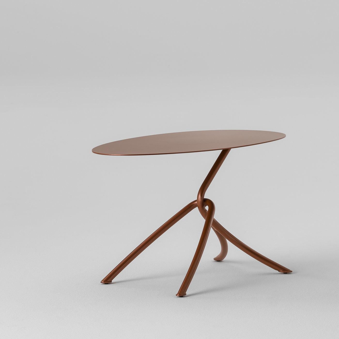 The masterful result of a superb partnership with Giacomo Cattani, this exquisite coffee table is a sculptural piece of contemporary allure. Fashioned of cylindrical metal boasting a bronze hue, its striking silhouette is composed of a large top