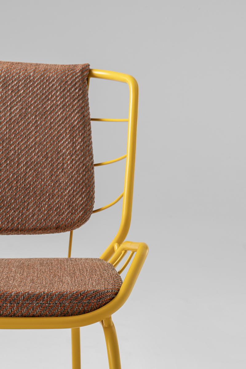 Die harmonischen, umhüllenden Schalen aus pulverbeschichtetem Metallrohr, die den von Giacomo Cattani entworfenen Sessel Skin definieren, entwickeln und transformieren sich zu einer echten Kollektion. Ein Stuhl, ein Hocker, zwei Tische, ein