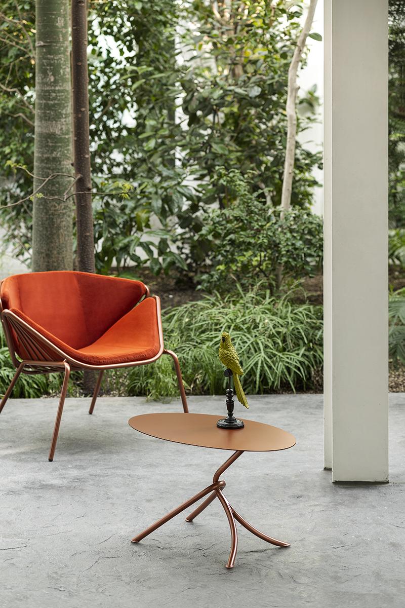 The harmonic, enveloping shells in powder-coated tubular metal that define the skin armchair, designed by Giacomo Cattani, evolve and transform to compose a true collection. A chair, a stool, two tables, a low one and a high one, and the ever