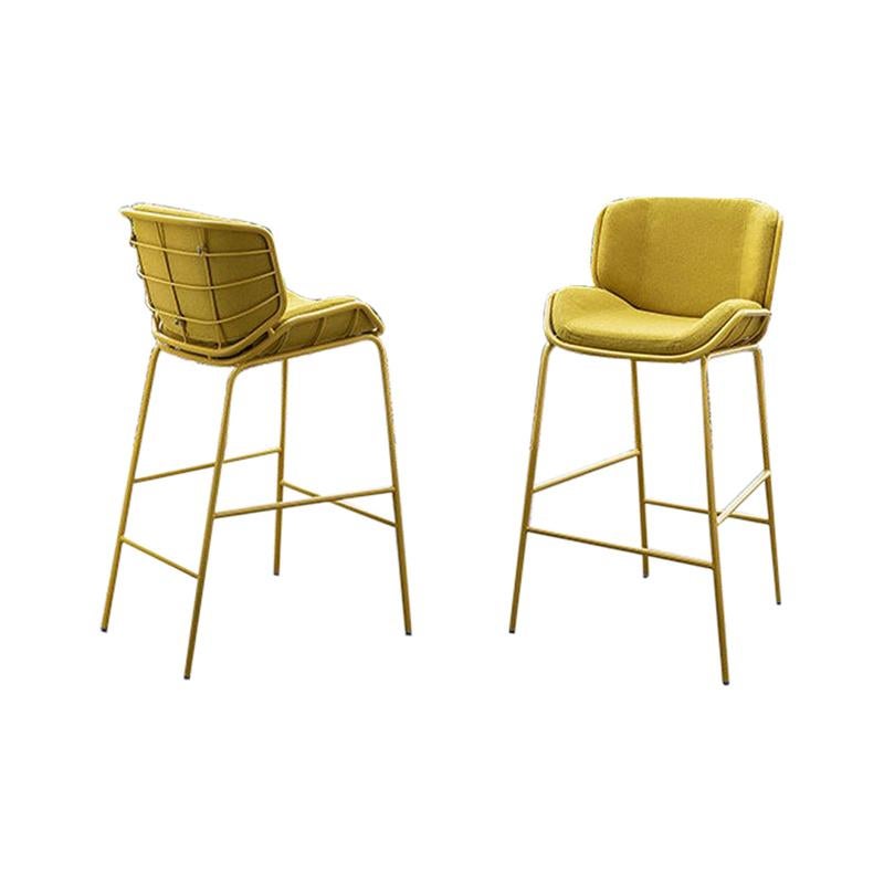Die harmonischen, umhüllenden Schalen aus pulverbeschichtetem Metallrohr, die den von Giacomo Cattani entworfenen Sessel Skin definieren, entwickeln und transformieren sich zu einer echten Collection'S. Ein Stuhl, ein Hocker, zwei Tische, ein