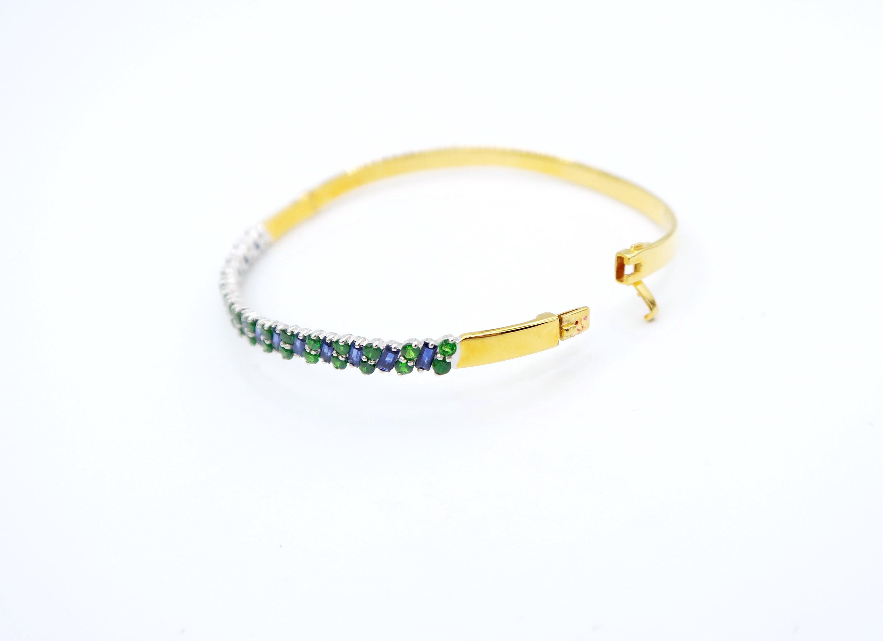 Skinny Blue Sapphire Green Tsavorite 18 Karat Gold Clamper Bangle In New Condition For Sale In Bangkok, TH