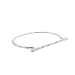 Brazalete delgado con barra de diamantes y gancho en oro blanco de 18 quilates