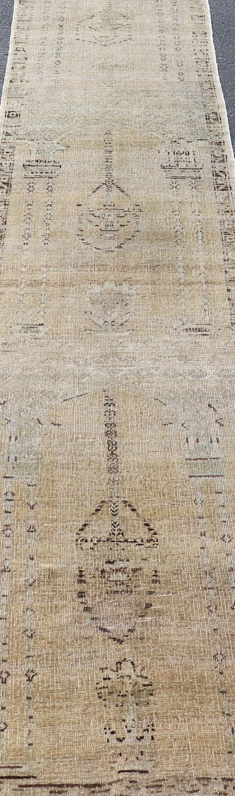 20ième siècle Long tapis de couloir turc mince à motifs floraux en taupe, gris et brun en vente